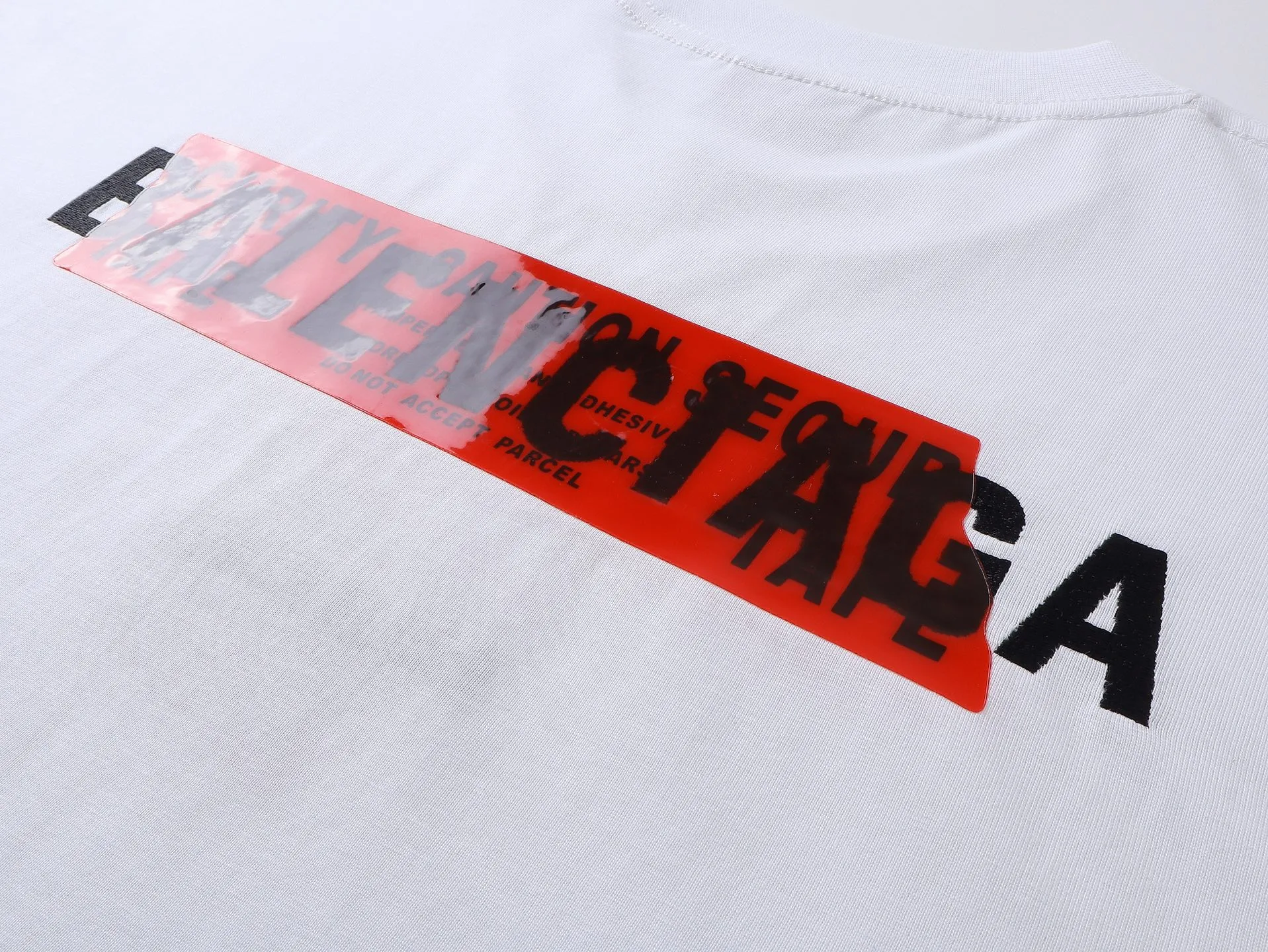🅿️196 Actual pictures [Top version. Official website quality] BALENCI*GA/Paris #2025 new style front and rear letter LOGO embroidered tape taped short-sleeved T-shirt, full of design. Welcome to compare. The fabric is made of Paris ZP custom-woven and dyed cotton double yarn, weight 260 grams, clean cloth surface, clear cloth pattern, soft and comfortable. The threads are dyed with no color difference. The classic letter LOGO is embroidered with imported Tajima embroidery machine. The tape is stamped with imported transparent glue. The effect is three-dimensional. Restore the brick cabinet, adopt the OS loose shoulder version. Same style for men and women. Code: BL253662 Color: black, sky blue, white, floral gray Size: XS S M L