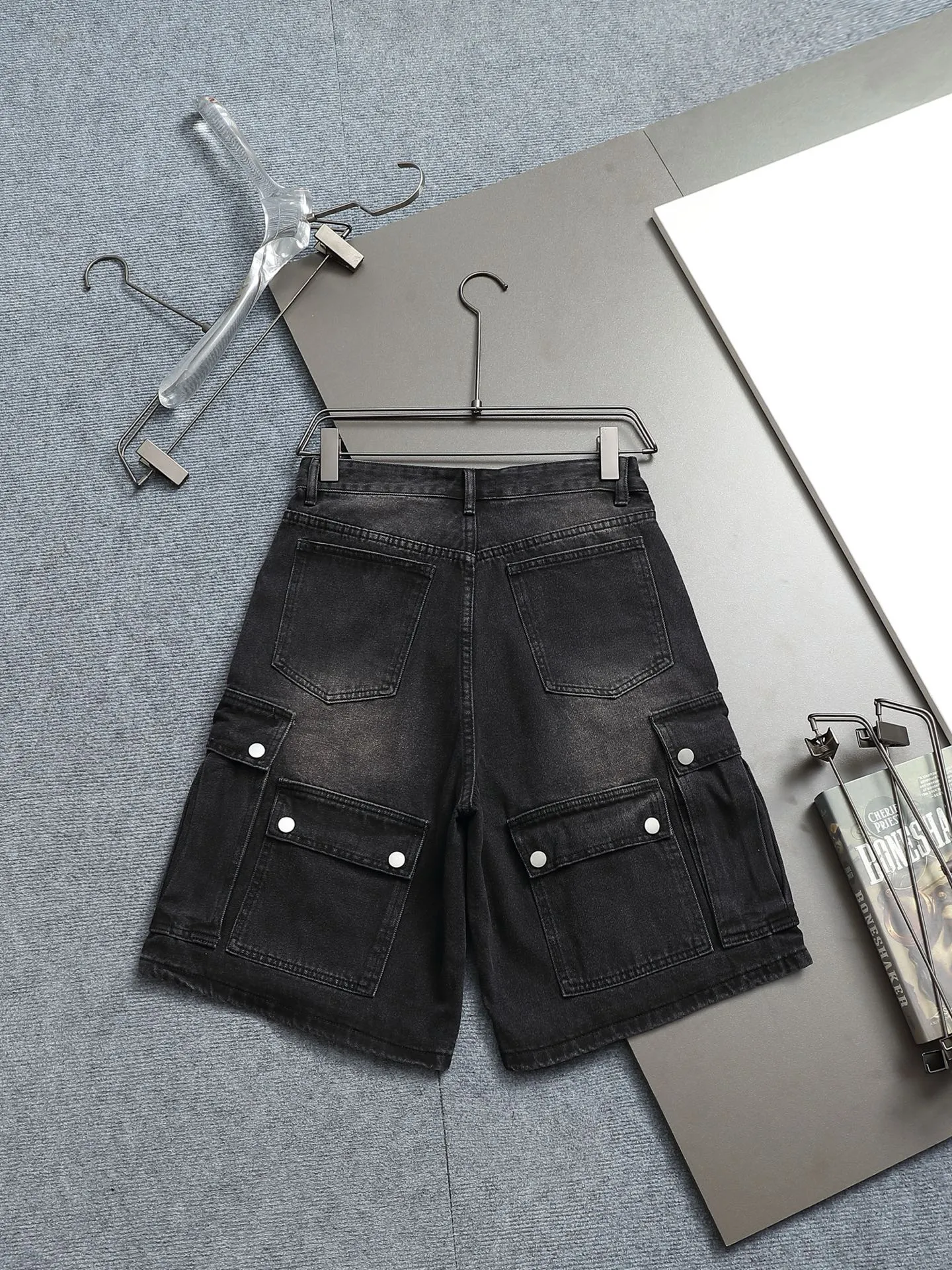 🅿️220 spring and summer Balenciaga 25 popular black heavy-duty new men's denim shorts, exclusive for sale, fashionable and elegant, heavy craftsmanship design. Selected imported heavyweight denim non-elastic fabric 14 Ans 100% cotton denim, using original color yeast washing process, softened by washing water. The upper body is very comfortable and drapey. It is matched with Balenciaga's latest printing. Equipped with counter hardware decoration. Customized leather label. Exquisite stitching. New denim direct-injection printing process. The main silhouette design is very fashionable and trendy. The fabric is comfortable and breathable after heavy washing. The stable color is the same style for men and women. It is definitely a super cool item that can be worn every day! Same style for men and women Color: black light blue Size: M L XL XXL