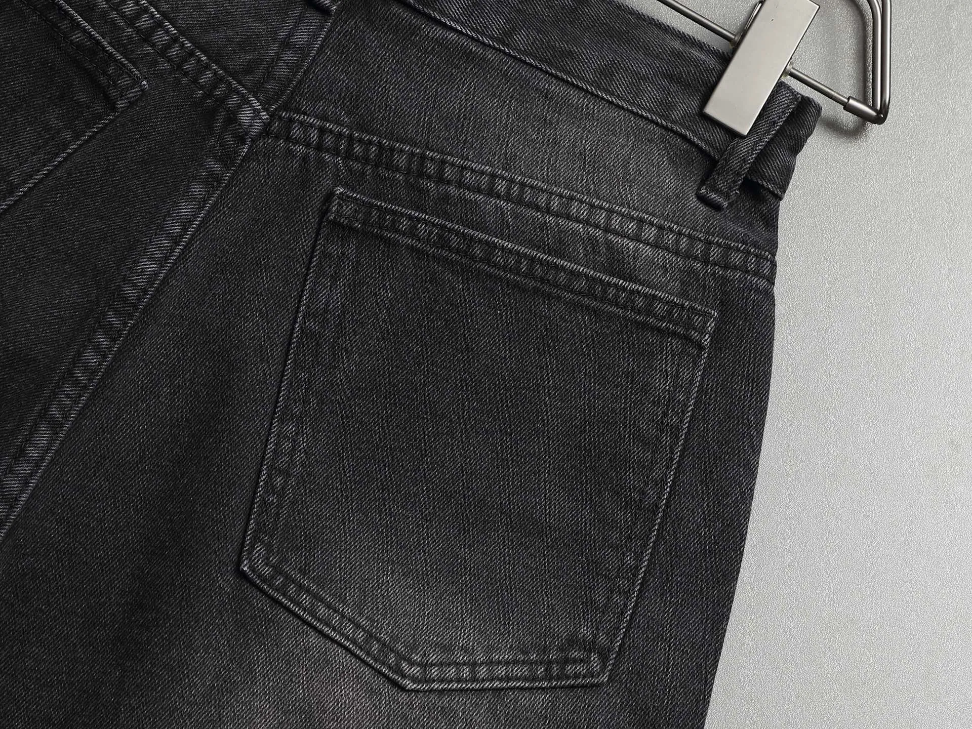 🅿️220 spring and summer Balenciaga 25 popular black heavy-duty new men's denim shorts, exclusive for sale, fashionable and elegant, heavy craftsmanship design. Selected imported heavyweight denim non-elastic fabric 14 Ans 100% cotton denim, using original color yeast washing process, softened by washing water. The upper body is very comfortable and drapey. It is matched with Balenciaga's latest printing. Equipped with counter hardware decoration. Customized leather label. Exquisite stitching. New denim direct-injection printing process. The main silhouette design is very fashionable and trendy. The fabric is comfortable and breathable after heavy washing. The stable color is the same style for men and women. It is definitely a super cool item that can be worn every day! Same style for men and women Color: black light blue Size: M L XL XXL