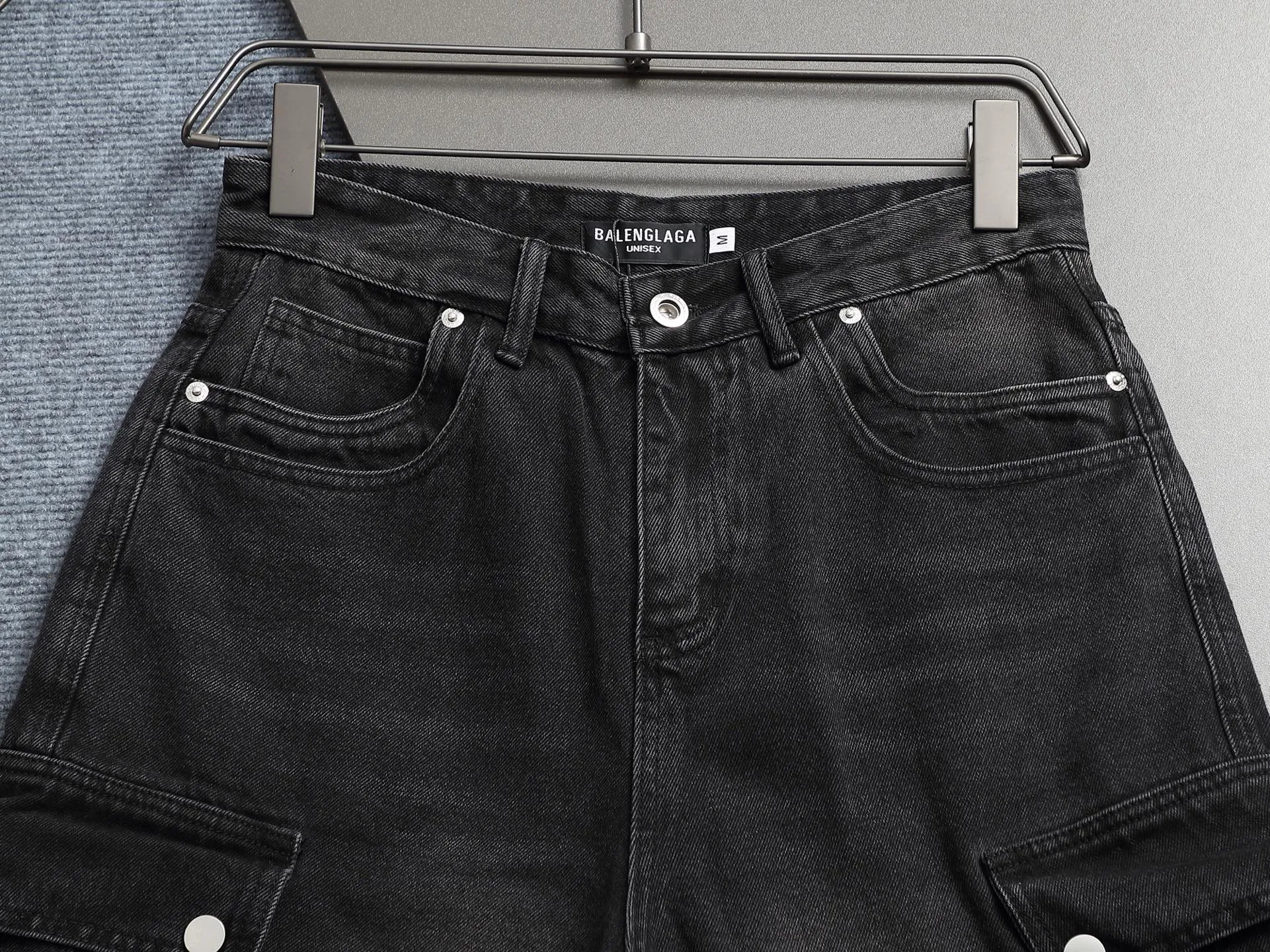 🅿️220 spring and summer Balenciaga 25 popular black heavy-duty new men's denim shorts, exclusive for sale, fashionable and elegant, heavy craftsmanship design. Selected imported heavyweight denim non-elastic fabric 14 Ans 100% cotton denim, using original color yeast washing process, softened by washing water. The upper body is very comfortable and drapey. It is matched with Balenciaga's latest printing. Equipped with counter hardware decoration. Customized leather label. Exquisite stitching. New denim direct-injection printing process. The main silhouette design is very fashionable and trendy. The fabric is comfortable and breathable after heavy washing. The stable color is the same style for men and women. It is definitely a super cool item that can be worn every day! Same style for men and women Color: black light blue Size: M L XL XXL