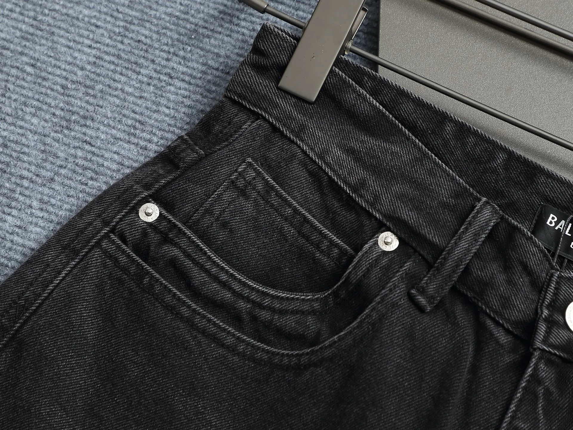🅿️220 spring and summer Balenciaga 25 popular black heavy-duty new men's denim shorts, exclusive for sale, fashionable and elegant, heavy craftsmanship design. Selected imported heavyweight denim non-elastic fabric 14 Ans 100% cotton denim, using original color yeast washing process, softened by washing water. The upper body is very comfortable and drapey. It is matched with Balenciaga's latest printing. Equipped with counter hardware decoration. Customized leather label. Exquisite stitching. New denim direct-injection printing process. The main silhouette design is very fashionable and trendy. The fabric is comfortable and breathable after heavy washing. The stable color is the same style for men and women. It is definitely a super cool item that can be worn every day! Same style for men and women Color: black light blue Size: M L XL XXL