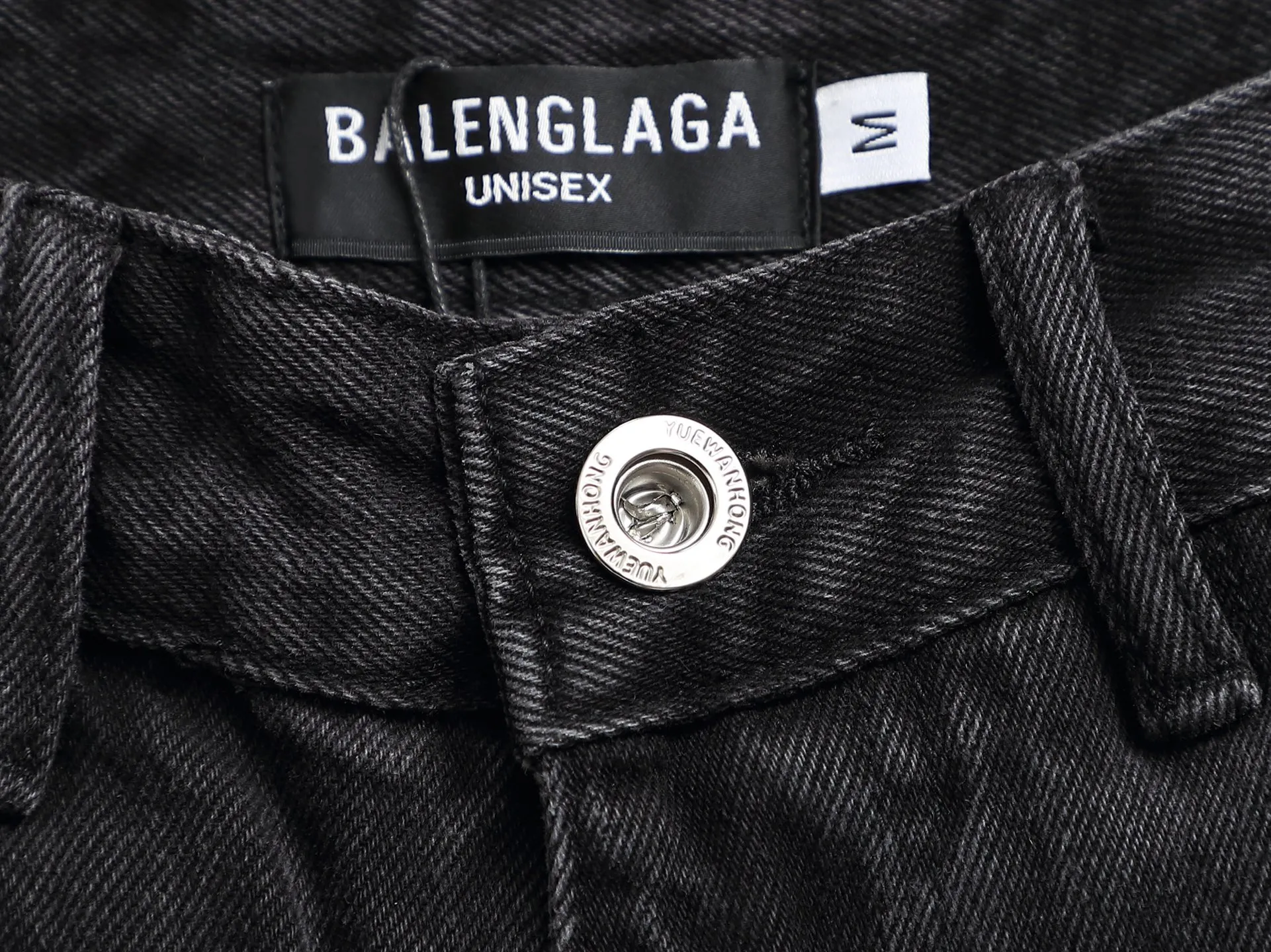 🅿️220 spring and summer Balenciaga 25 popular black heavy-duty new men's denim shorts, exclusive for sale, fashionable and elegant, heavy craftsmanship design. Selected imported heavyweight denim non-elastic fabric 14 Ans 100% cotton denim, using original color yeast washing process, softened by washing water. The upper body is very comfortable and drapey. It is matched with Balenciaga's latest printing. Equipped with counter hardware decoration. Customized leather label. Exquisite stitching. New denim direct-injection printing process. The main silhouette design is very fashionable and trendy. The fabric is comfortable and breathable after heavy washing. The stable color is the same style for men and women. It is definitely a super cool item that can be worn every day! Same style for men and women Color: black light blue Size: M L XL XXL