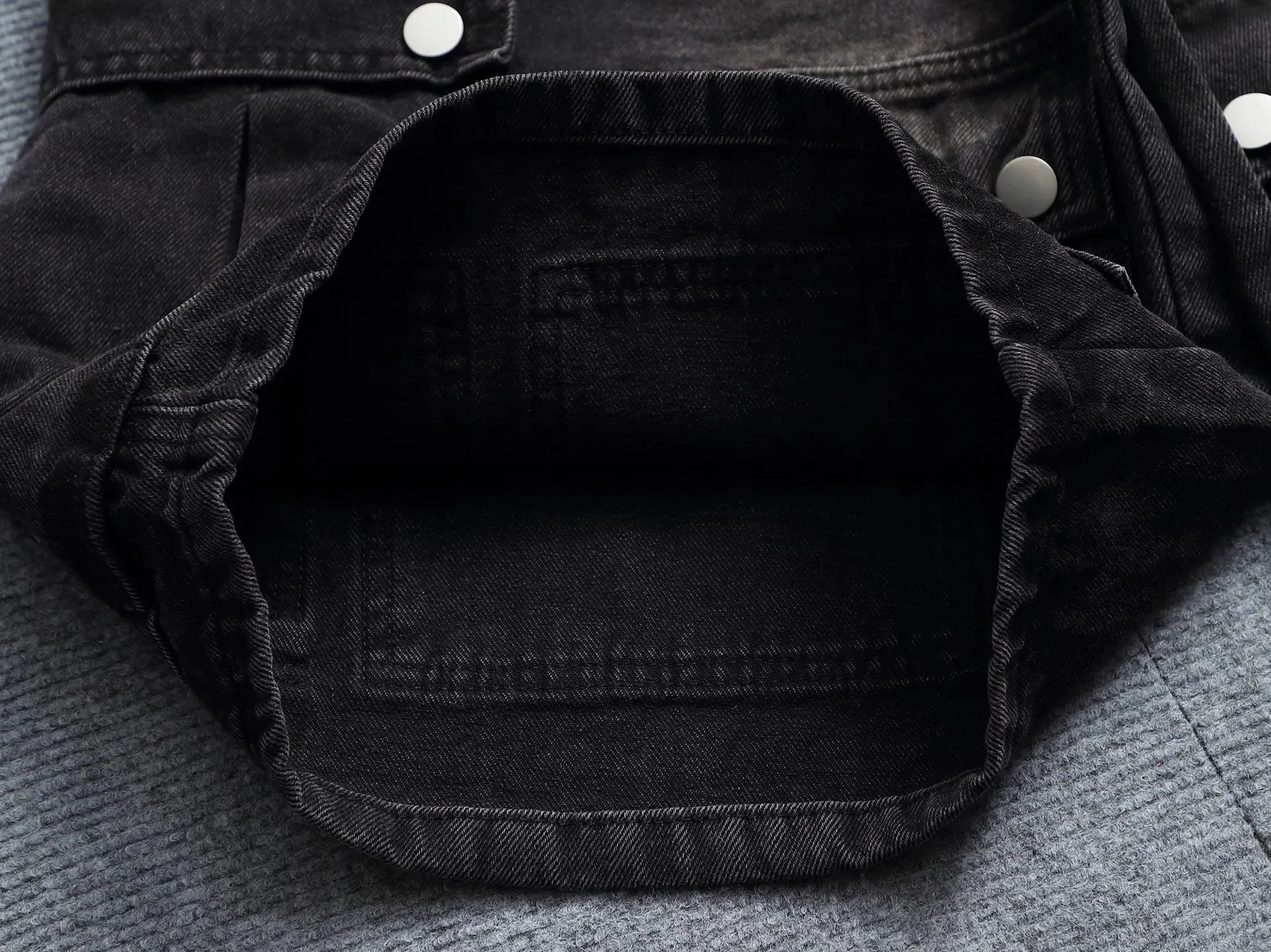 🅿️220 spring and summer Balenciaga 25 popular black heavy-duty new men's denim shorts, exclusive for sale, fashionable and elegant, heavy craftsmanship design. Selected imported heavyweight denim non-elastic fabric 14 Ans 100% cotton denim, using original color yeast washing process, softened by washing water. The upper body is very comfortable and drapey. It is matched with Balenciaga's latest printing. Equipped with counter hardware decoration. Customized leather label. Exquisite stitching. New denim direct-injection printing process. The main silhouette design is very fashionable and trendy. The fabric is comfortable and breathable after heavy washing. The stable color is the same style for men and women. It is definitely a super cool item that can be worn every day! Same style for men and women Color: black light blue Size: M L XL XXL