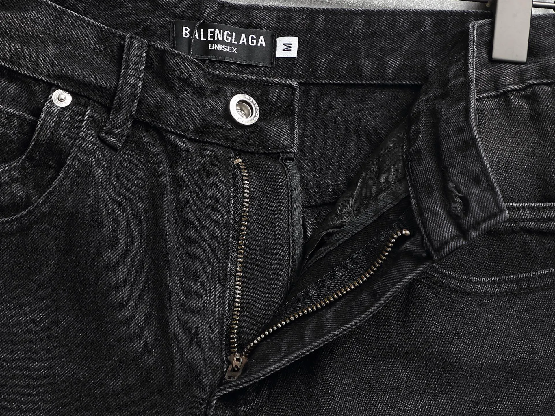 🅿️220 spring and summer Balenciaga 25 popular black heavy-duty new men's denim shorts, exclusive for sale, fashionable and elegant, heavy craftsmanship design. Selected imported heavyweight denim non-elastic fabric 14 Ans 100% cotton denim, using original color yeast washing process, softened by washing water. The upper body is very comfortable and drapey. It is matched with Balenciaga's latest printing. Equipped with counter hardware decoration. Customized leather label. Exquisite stitching. New denim direct-injection printing process. The main silhouette design is very fashionable and trendy. The fabric is comfortable and breathable after heavy washing. The stable color is the same style for men and women. It is definitely a super cool item that can be worn every day! Same style for men and women Color: black light blue Size: M L XL XXL