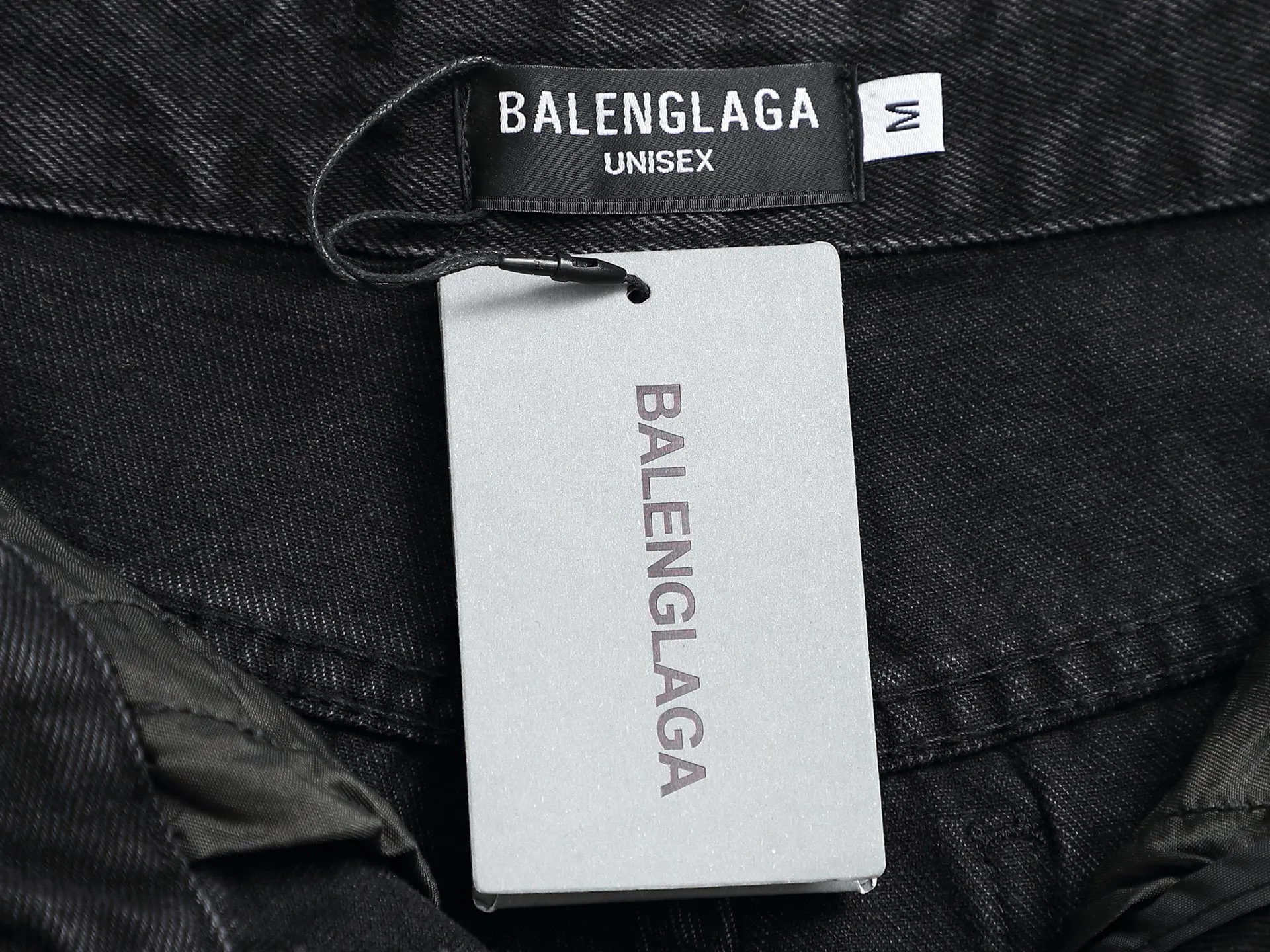 🅿️220 spring and summer Balenciaga 25 popular black heavy-duty new men's denim shorts, exclusive for sale, fashionable and elegant, heavy craftsmanship design. Selected imported heavyweight denim non-elastic fabric 14 Ans 100% cotton denim, using original color yeast washing process, softened by washing water. The upper body is very comfortable and drapey. It is matched with Balenciaga's latest printing. Equipped with counter hardware decoration. Customized leather label. Exquisite stitching. New denim direct-injection printing process. The main silhouette design is very fashionable and trendy. The fabric is comfortable and breathable after heavy washing. The stable color is the same style for men and women. It is definitely a super cool item that can be worn every day! Same style for men and women Color: black light blue Size: M L XL XXL