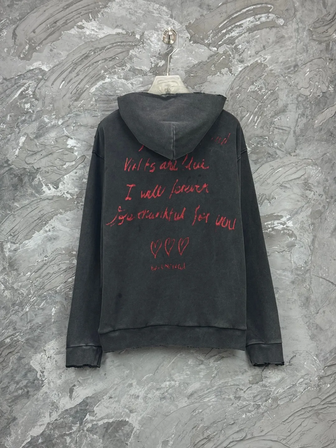 🅿️410 - BALENCI*GA Paris Valentine's Day limited edition hooded long-sleeved sweatshirt. The front pattern is printed by computer direct printing. The ready-to-wear is washed and distressed. Customized matching hardware. The letters are clear. The effect is three-dimensional. Exclusively pattern-woven and dyed 460g fabric. Threads are dyed in the same vat with zero color difference. Brick cabinet synchronization. Welcome to compare. Same style for men and women -Color: washed black, off-white -SIZE: Xs S M L Style number 8972#