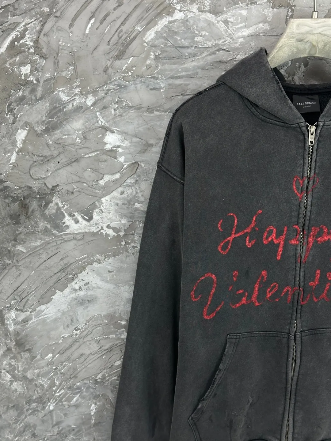 🅿️410 - BALENCI*GA Paris Valentine's Day limited edition hooded long-sleeved sweatshirt. The front pattern is printed by computer direct printing. The ready-to-wear is washed and distressed. Customized matching hardware. The letters are clear. The effect is three-dimensional. Exclusively pattern-woven and dyed 460g fabric. Threads are dyed in the same vat with zero color difference. Brick cabinet synchronization. Welcome to compare. Same style for men and women -Color: washed black, off-white -SIZE: Xs S M L Style number 8972#
