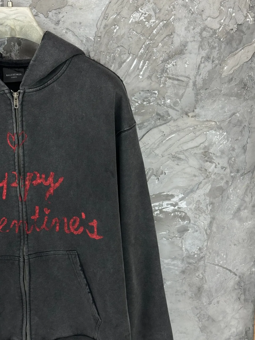 🅿️410 - BALENCI*GA Paris Valentine's Day limited edition hooded long-sleeved sweatshirt. The front pattern is printed by computer direct printing. The ready-to-wear is washed and distressed. Customized matching hardware. The letters are clear. The effect is three-dimensional. Exclusively pattern-woven and dyed 460g fabric. Threads are dyed in the same vat with zero color difference. Brick cabinet synchronization. Welcome to compare. Same style for men and women -Color: washed black, off-white -SIZE: Xs S M L Style number 8972#