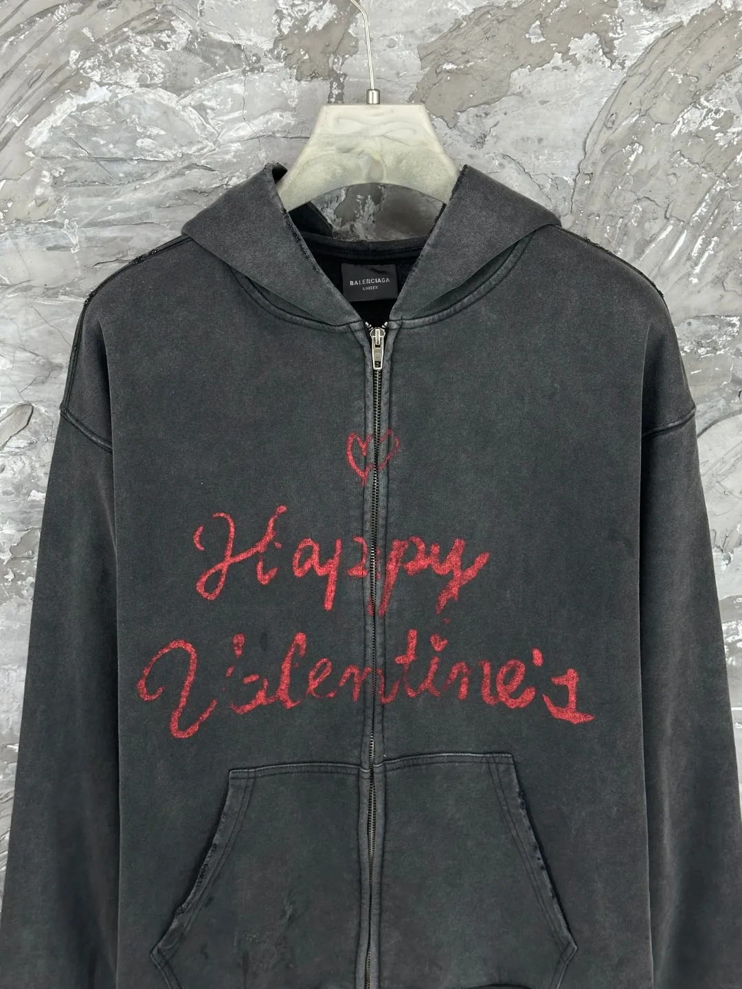 🅿️410 - BALENCI*GA Paris Valentine's Day limited edition hooded long-sleeved sweatshirt. The front pattern is printed by computer direct printing. The ready-to-wear is washed and distressed. Customized matching hardware. The letters are clear. The effect is three-dimensional. Exclusively pattern-woven and dyed 460g fabric. Threads are dyed in the same vat with zero color difference. Brick cabinet synchronization. Welcome to compare. Same style for men and women -Color: washed black, off-white -SIZE: Xs S M L Style number 8972#