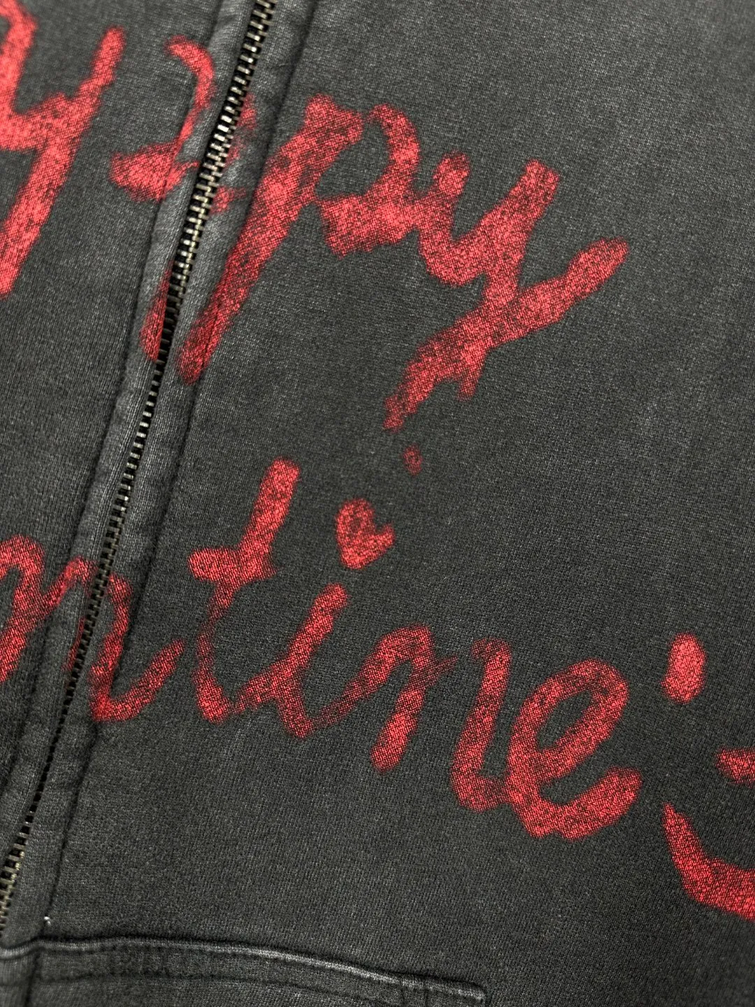 🅿️410 - BALENCI*GA Paris Valentine's Day limited edition hooded long-sleeved sweatshirt. The front pattern is printed by computer direct printing. The ready-to-wear is washed and distressed. Customized matching hardware. The letters are clear. The effect is three-dimensional. Exclusively pattern-woven and dyed 460g fabric. Threads are dyed in the same vat with zero color difference. Brick cabinet synchronization. Welcome to compare. Same style for men and women -Color: washed black, off-white -SIZE: Xs S M L Style number 8972#