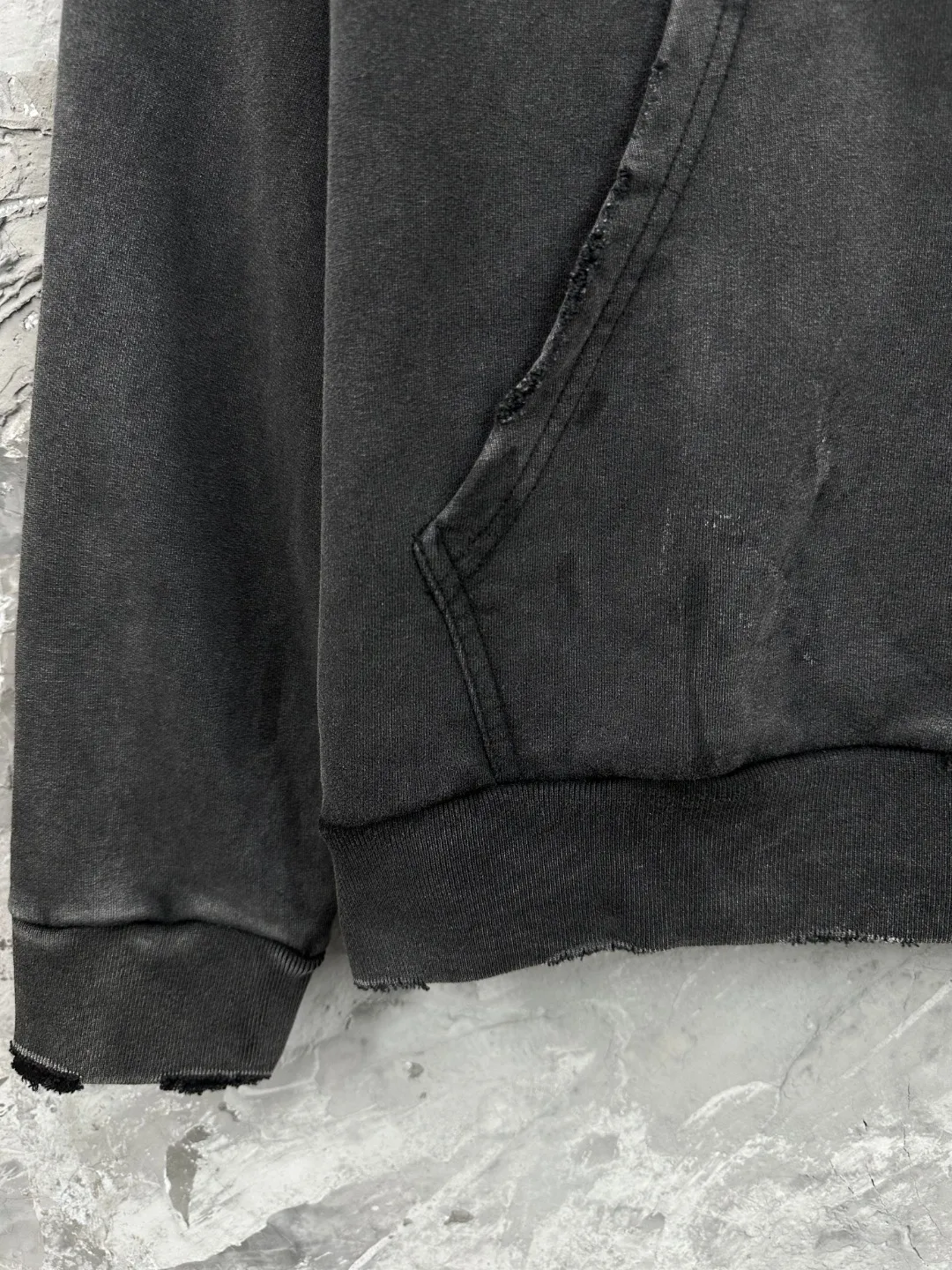 🅿️410 - BALENCI*GA Paris Valentine's Day limited edition hooded long-sleeved sweatshirt. The front pattern is printed by computer direct printing. The ready-to-wear is washed and distressed. Customized matching hardware. The letters are clear. The effect is three-dimensional. Exclusively pattern-woven and dyed 460g fabric. Threads are dyed in the same vat with zero color difference. Brick cabinet synchronization. Welcome to compare. Same style for men and women -Color: washed black, off-white -SIZE: Xs S M L Style number 8972#