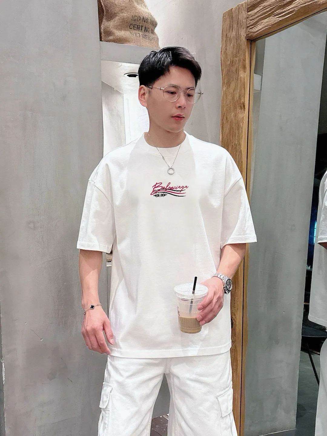 🅿️190 Paris Home 2025 spring and summer new style first counter latest short-sleeved round neck T-shirt, high-end customization, avant-garde and fashionable design! The brand logo emphasizes craftsmanship and is designed with high-end custom fabrics. Soft to the touch. Comfortable to wear. Exquisite stitching at the counter level. Fine workmanship. The upper body effect is incomparably handsome! A must-have item for a stylish man! 😇 Size: S-XXL