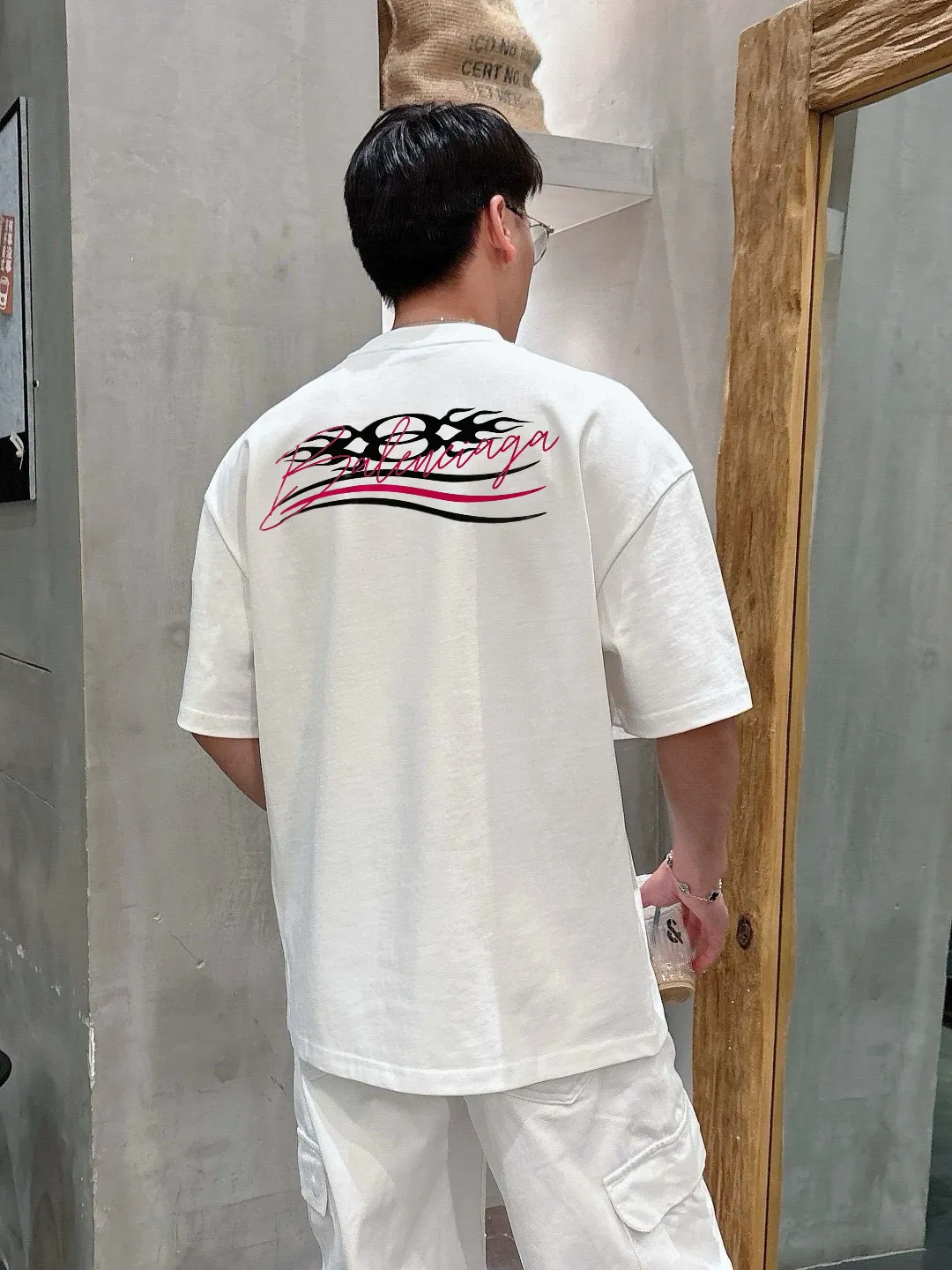 🅿️190 Paris Home 2025 spring and summer new style first counter latest short-sleeved round neck T-shirt, high-end customization, avant-garde and fashionable design! The brand logo emphasizes craftsmanship and is designed with high-end custom fabrics. Soft to the touch. Comfortable to wear. Exquisite stitching at the counter level. Fine workmanship. The upper body effect is incomparably handsome! A must-have item for a stylish man! 😇 Size: S-XXL