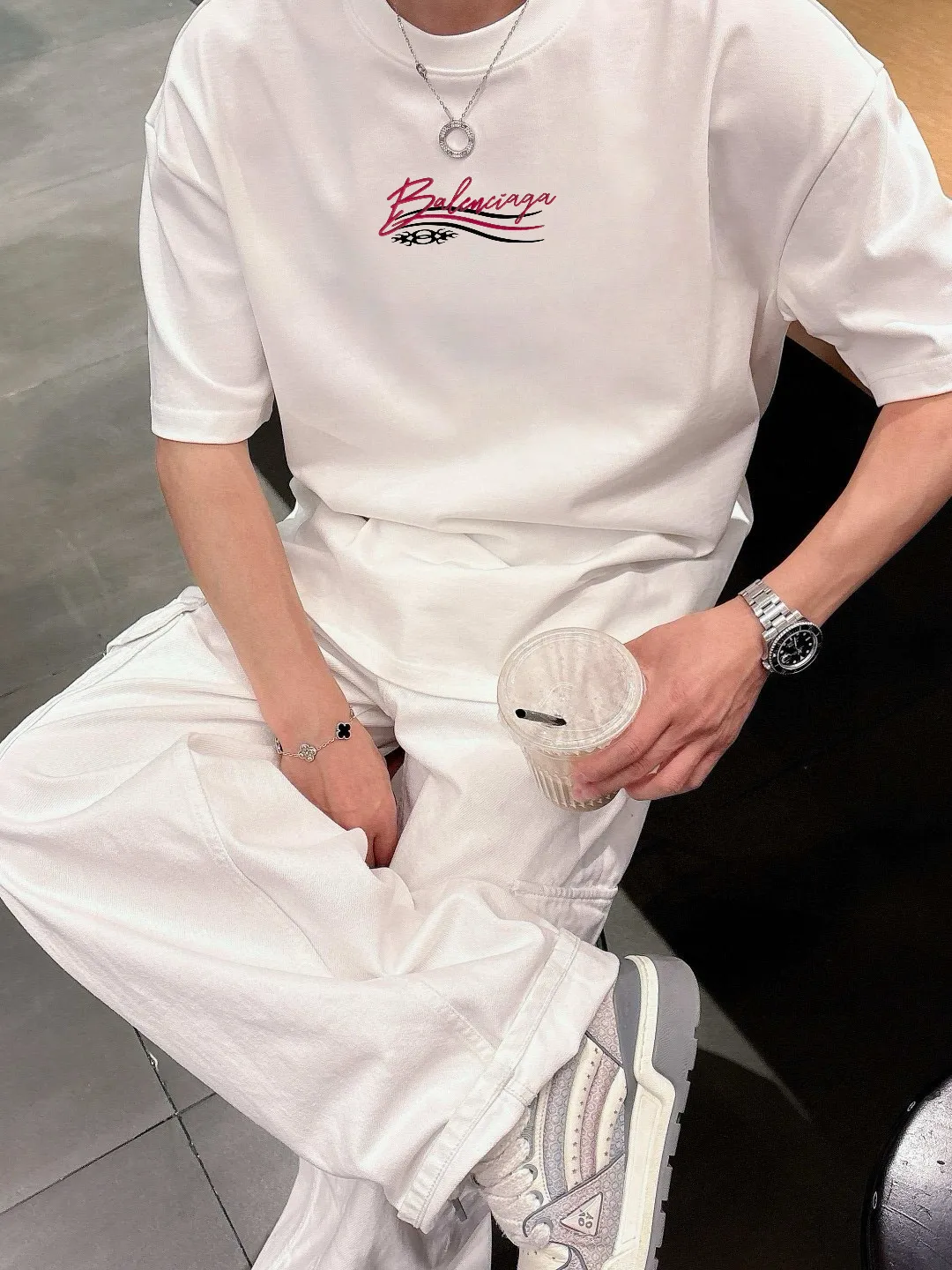 🅿️190 Paris Home 2025 spring and summer new style first counter latest short-sleeved round neck T-shirt, high-end customization, avant-garde and fashionable design! The brand logo emphasizes craftsmanship and is designed with high-end custom fabrics. Soft to the touch. Comfortable to wear. Exquisite stitching at the counter level. Fine workmanship. The upper body effect is incomparably handsome! A must-have item for a stylish man! 😇 Size: S-XXL
