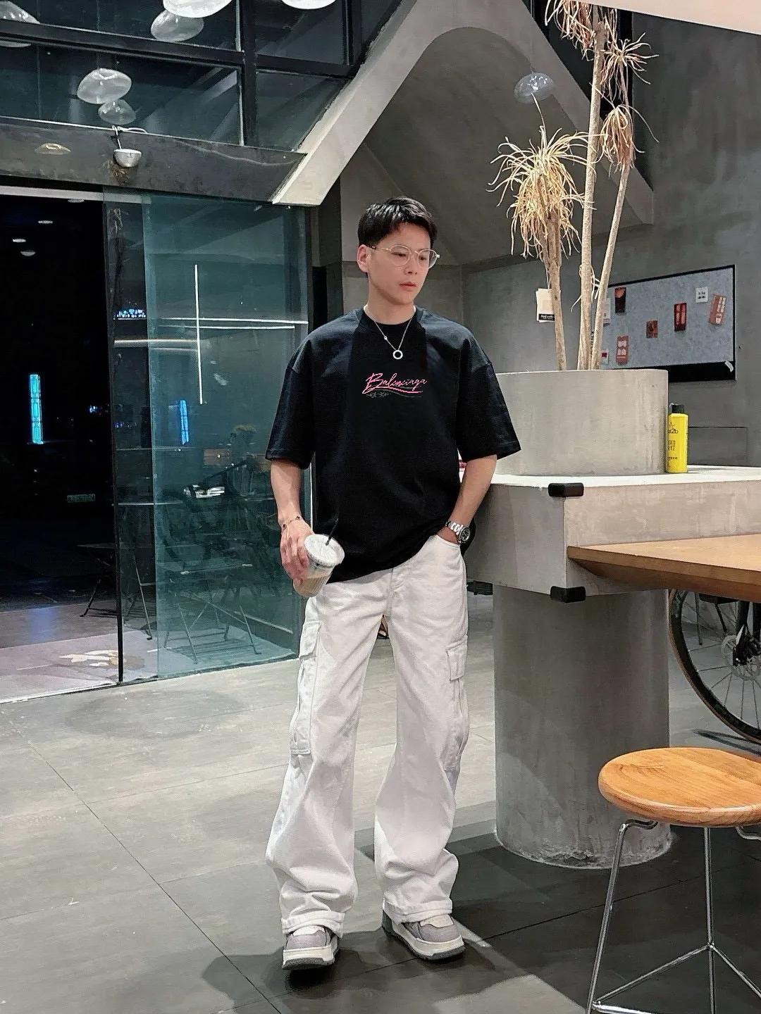 🅿️190 Paris Home 2025 spring and summer new style first counter latest short-sleeved round neck T-shirt, high-end customization, avant-garde and fashionable design! The brand logo emphasizes craftsmanship and is designed with high-end custom fabrics. Soft to the touch. Comfortable to wear. Exquisite stitching at the counter level. Fine workmanship. The upper body effect is incomparably handsome! A must-have item for a stylish man! 😇 Size: S-XXL