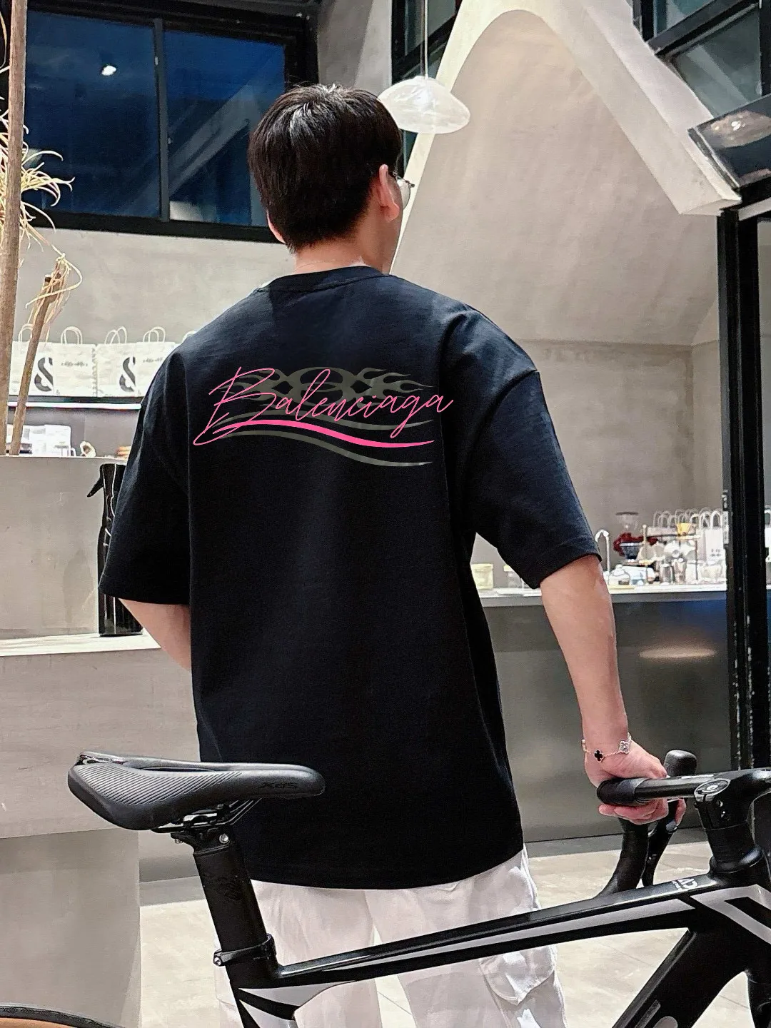 🅿️190 Paris Home 2025 spring and summer new style first counter latest short-sleeved round neck T-shirt, high-end customization, avant-garde and fashionable design! The brand logo emphasizes craftsmanship and is designed with high-end custom fabrics. Soft to the touch. Comfortable to wear. Exquisite stitching at the counter level. Fine workmanship. The upper body effect is incomparably handsome! A must-have item for a stylish man! 😇 Size: S-XXL