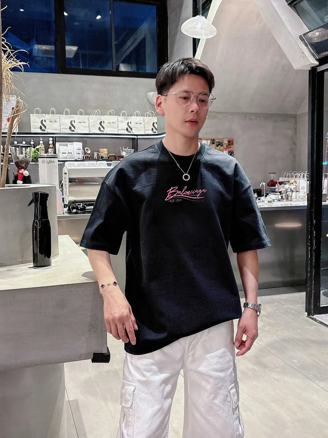 🅿️190 Paris Home 2025 spring and summer new style first counter latest short-sleeved round neck T-shirt, high-end customization, avant-garde and fashionable design! The brand logo emphasizes craftsmanship and is designed with high-end custom fabrics. Soft to the touch. Comfortable to wear. Exquisite stitching at the counter level. Fine workmanship. The upper body effect is incomparably handsome! A must-have item for a stylish man! 😇 Size: S-XXL