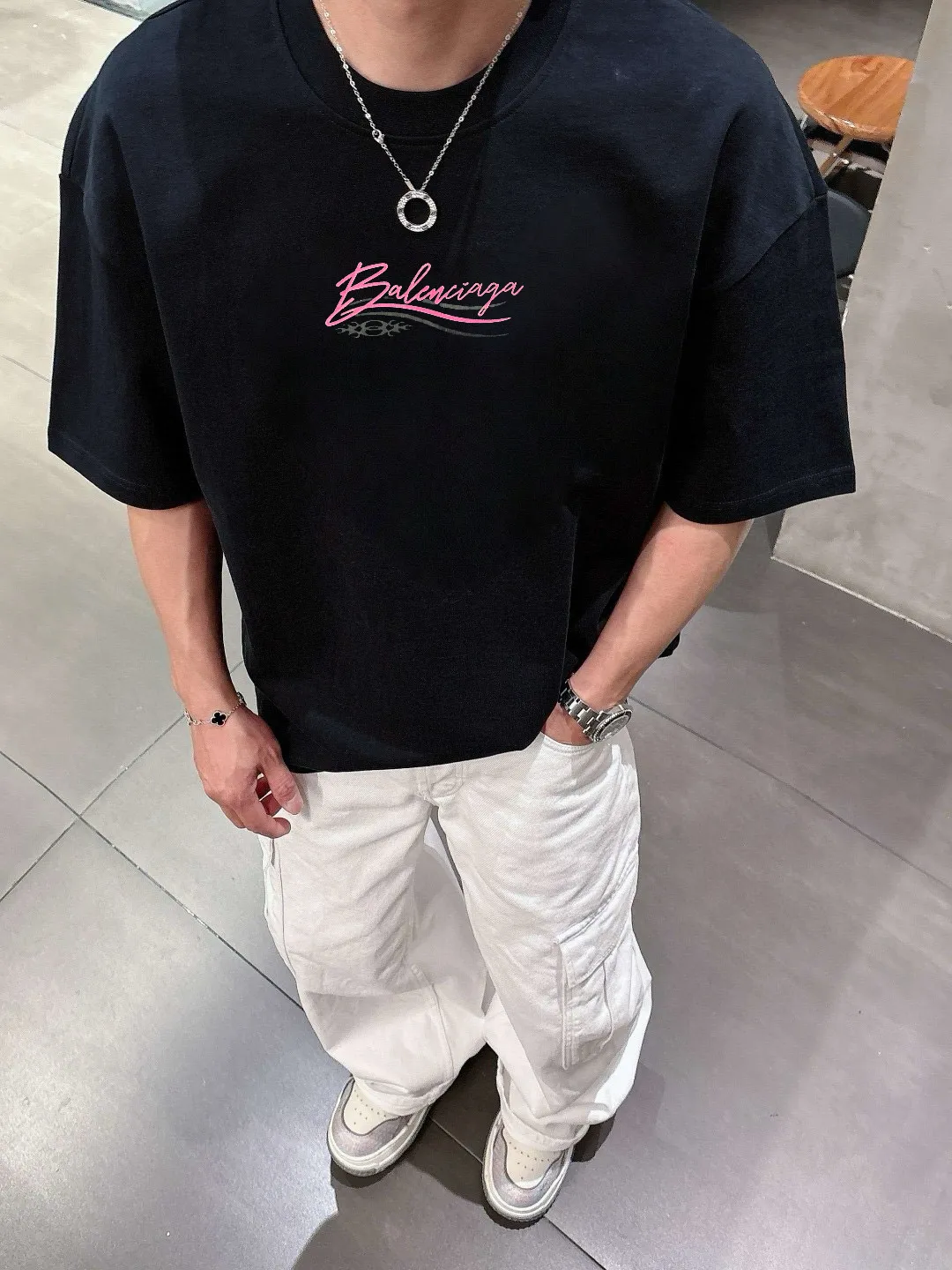 🅿️190 Paris Home 2025 spring and summer new style first counter latest short-sleeved round neck T-shirt, high-end customization, avant-garde and fashionable design! The brand logo emphasizes craftsmanship and is designed with high-end custom fabrics. Soft to the touch. Comfortable to wear. Exquisite stitching at the counter level. Fine workmanship. The upper body effect is incomparably handsome! A must-have item for a stylish man! 😇 Size: S-XXL
