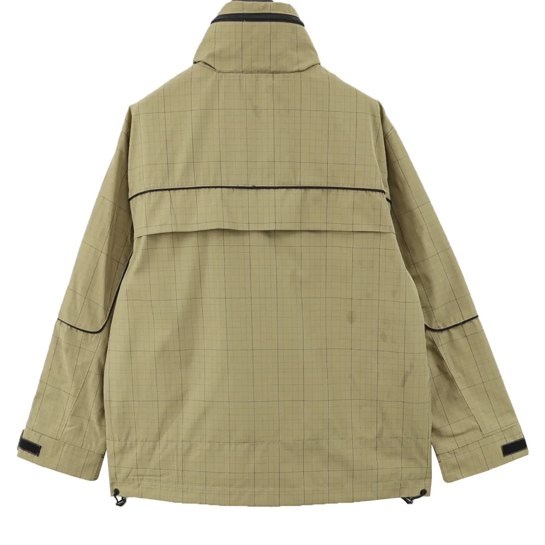 🅿️620 Balenciaga/Balenciaga Embroidered Stand Collar Half-Zip Plaid Jacket Embroidery: Straight lines, round curves; Neat stitches, no jagged edges; Embroidered surface is flat, silk strands are not skewed; Needle spacing is consistent, no bottom exposed, no overlap; Embroidered surface is smooth, without ink marks and other stains. Advanced imported embroidery machines are used to ensure the quality of each customer's logo embroidery. Fabric: Made of 26-count combed cotton + 10-count 100% cotton, with a weight of 140G. The fabric uses high-quality domestic Xinjiang cotton yarn. Xinjiang cotton is recognized as a superior material among domestic cotton. The fabric is woven using the internationally recognized Fukuhara knitting machine. The fabric has clear texture, good resilience, strong wrinkle resistance, good abrasion resistance and breathability. It is close to the skin, not easy to loosen and has a long-lasting wide effect. The fabric has good gloss, strength and wear resistance, small shrinkage and a good skeleton feel. The pure cotton cloth is produced by air flow liquid cylinder. The environmentally friendly dyeing meets the national first-class product requirements. It is not easy to fade and is not prone to creases and claw marks. It can be worn all year round: the sewing machine needle uses No. 9 round-head needles, which will not puncture or break the fibers of the fabric, and the thread density is 3CM/14 needles, which is tight, not loose, and not sparse; the sewing thread uses imported oil-proof treated thread, and there will be no oil stains; the car is an imported car with a silver sword and a knife, which does not eat or leave any cloth. It has a full sense of high brand quality! size：XS-L