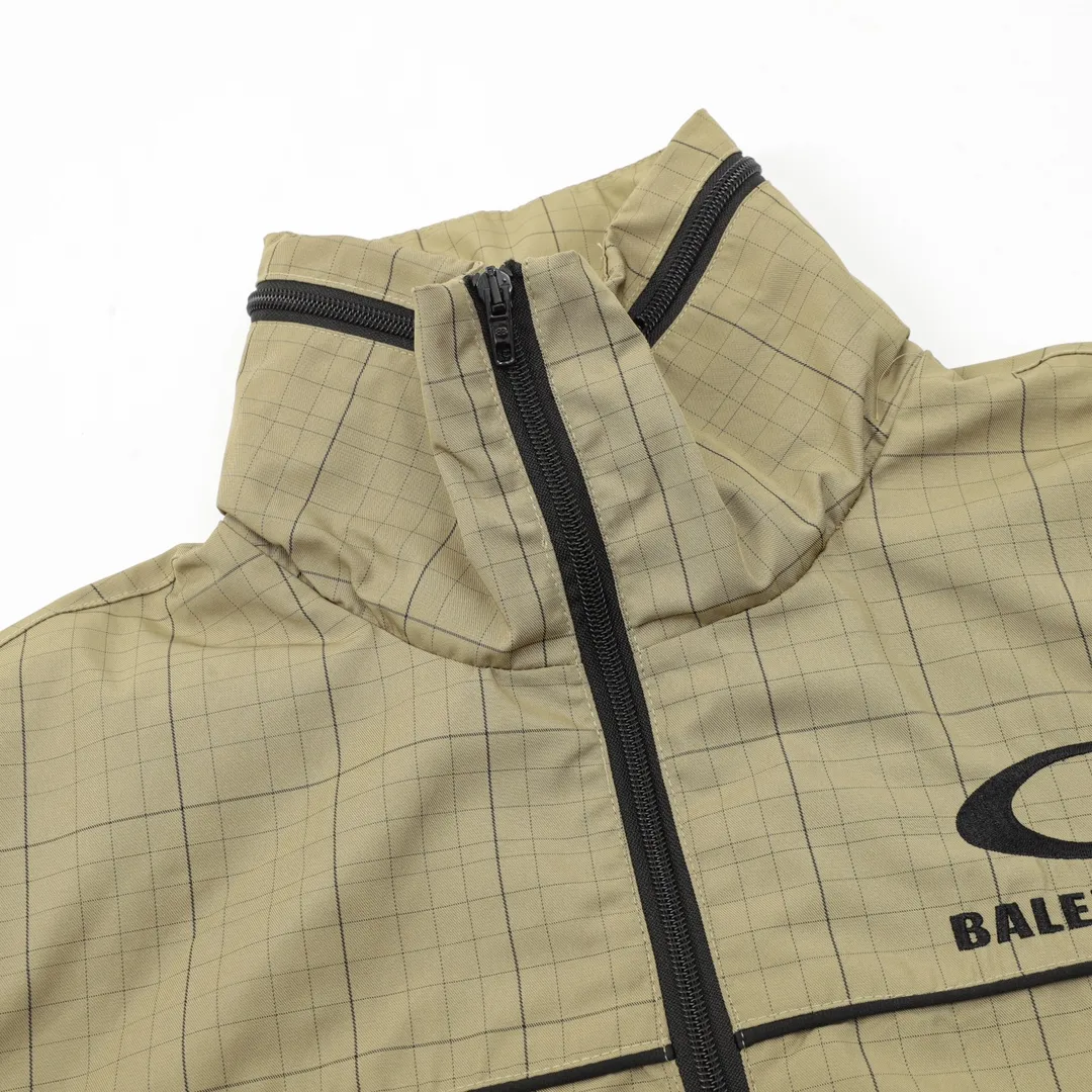 🅿️620 Balenciaga/Balenciaga Embroidered Stand Collar Half-Zip Plaid Jacket Embroidery: Straight lines, round curves; Neat stitches, no jagged edges; Embroidered surface is flat, silk strands are not skewed; Needle spacing is consistent, no bottom exposed, no overlap; Embroidered surface is smooth, without ink marks and other stains. Advanced imported embroidery machines are used to ensure the quality of each customer's logo embroidery. Fabric: Made of 26-count combed cotton + 10-count 100% cotton, with a weight of 140G. The fabric uses high-quality domestic Xinjiang cotton yarn. Xinjiang cotton is recognized as a superior material among domestic cotton. The fabric is woven using the internationally recognized Fukuhara knitting machine. The fabric has clear texture, good resilience, strong wrinkle resistance, good abrasion resistance and breathability. It is close to the skin, not easy to loosen and has a long-lasting wide effect. The fabric has good gloss, strength and wear resistance, small shrinkage and a good skeleton feel. The pure cotton cloth is produced by air flow liquid cylinder. The environmentally friendly dyeing meets the national first-class product requirements. It is not easy to fade and is not prone to creases and claw marks. It can be worn all year round: the sewing machine needle uses No. 9 round-head needles, which will not puncture or break the fibers of the fabric, and the thread density is 3CM/14 needles, which is tight, not loose, and not sparse; the sewing thread uses imported oil-proof treated thread, and there will be no oil stains; the car is an imported car with a silver sword and a knife, which does not eat or leave any cloth. It has a full sense of high brand quality! size：XS-L