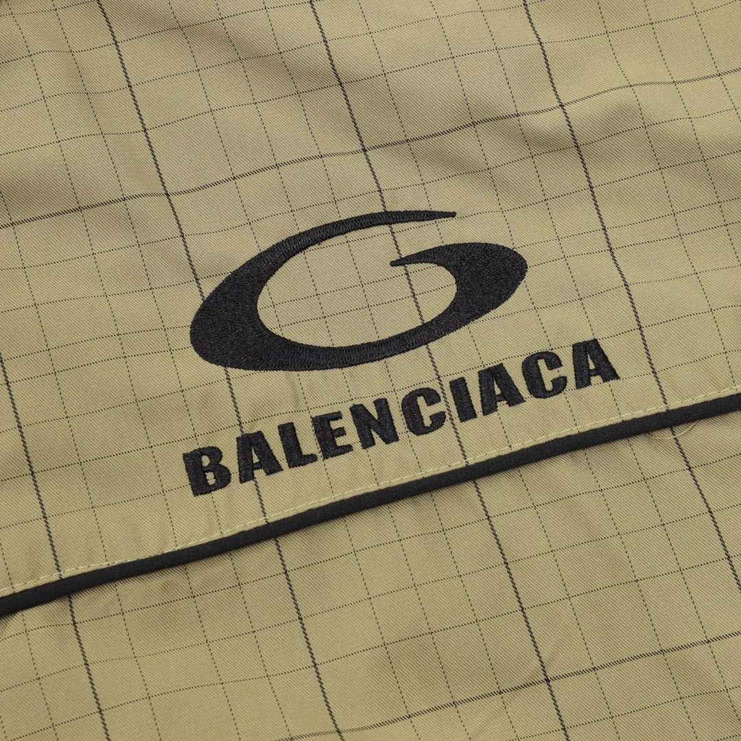 🅿️620 Balenciaga/Balenciaga Embroidered Stand Collar Half-Zip Plaid Jacket Embroidery: Straight lines, round curves; Neat stitches, no jagged edges; Embroidered surface is flat, silk strands are not skewed; Needle spacing is consistent, no bottom exposed, no overlap; Embroidered surface is smooth, without ink marks and other stains. Advanced imported embroidery machines are used to ensure the quality of each customer's logo embroidery. Fabric: Made of 26-count combed cotton + 10-count 100% cotton, with a weight of 140G. The fabric uses high-quality domestic Xinjiang cotton yarn. Xinjiang cotton is recognized as a superior material among domestic cotton. The fabric is woven using the internationally recognized Fukuhara knitting machine. The fabric has clear texture, good resilience, strong wrinkle resistance, good abrasion resistance and breathability. It is close to the skin, not easy to loosen and has a long-lasting wide effect. The fabric has good gloss, strength and wear resistance, small shrinkage and a good skeleton feel. The pure cotton cloth is produced by air flow liquid cylinder. The environmentally friendly dyeing meets the national first-class product requirements. It is not easy to fade and is not prone to creases and claw marks. It can be worn all year round: the sewing machine needle uses No. 9 round-head needles, which will not puncture or break the fibers of the fabric, and the thread density is 3CM/14 needles, which is tight, not loose, and not sparse; the sewing thread uses imported oil-proof treated thread, and there will be no oil stains; the car is an imported car with a silver sword and a knife, which does not eat or leave any cloth. It has a full sense of high brand quality! size：XS-L