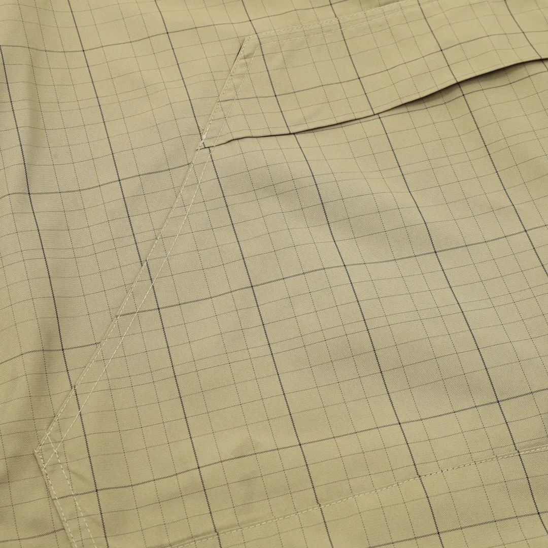 🅿️620 Balenciaga/Balenciaga Embroidered Stand Collar Half-Zip Plaid Jacket Embroidery: Straight lines, round curves; Neat stitches, no jagged edges; Embroidered surface is flat, silk strands are not skewed; Needle spacing is consistent, no bottom exposed, no overlap; Embroidered surface is smooth, without ink marks and other stains. Advanced imported embroidery machines are used to ensure the quality of each customer's logo embroidery. Fabric: Made of 26-count combed cotton + 10-count 100% cotton, with a weight of 140G. The fabric uses high-quality domestic Xinjiang cotton yarn. Xinjiang cotton is recognized as a superior material among domestic cotton. The fabric is woven using the internationally recognized Fukuhara knitting machine. The fabric has clear texture, good resilience, strong wrinkle resistance, good abrasion resistance and breathability. It is close to the skin, not easy to loosen and has a long-lasting wide effect. The fabric has good gloss, strength and wear resistance, small shrinkage and a good skeleton feel. The pure cotton cloth is produced by air flow liquid cylinder. The environmentally friendly dyeing meets the national first-class product requirements. It is not easy to fade and is not prone to creases and claw marks. It can be worn all year round: the sewing machine needle uses No. 9 round-head needles, which will not puncture or break the fibers of the fabric, and the thread density is 3CM/14 needles, which is tight, not loose, and not sparse; the sewing thread uses imported oil-proof treated thread, and there will be no oil stains; the car is an imported car with a silver sword and a knife, which does not eat or leave any cloth. It has a full sense of high brand quality! size：XS-L