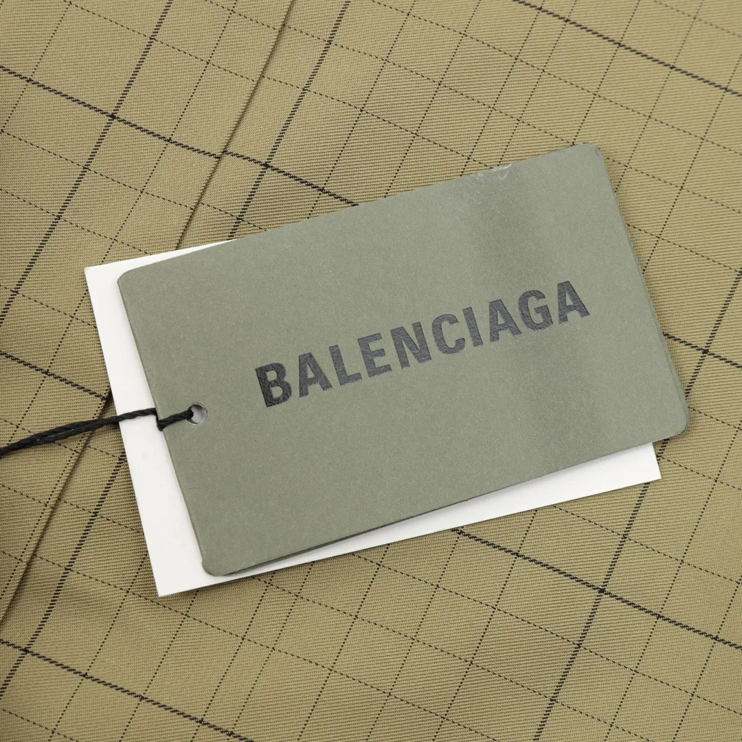 🅿️620 Balenciaga/Balenciaga Embroidered Stand Collar Half-Zip Plaid Jacket Embroidery: Straight lines, round curves; Neat stitches, no jagged edges; Embroidered surface is flat, silk strands are not skewed; Needle spacing is consistent, no bottom exposed, no overlap; Embroidered surface is smooth, without ink marks and other stains. Advanced imported embroidery machines are used to ensure the quality of each customer's logo embroidery. Fabric: Made of 26-count combed cotton + 10-count 100% cotton, with a weight of 140G. The fabric uses high-quality domestic Xinjiang cotton yarn. Xinjiang cotton is recognized as a superior material among domestic cotton. The fabric is woven using the internationally recognized Fukuhara knitting machine. The fabric has clear texture, good resilience, strong wrinkle resistance, good abrasion resistance and breathability. It is close to the skin, not easy to loosen and has a long-lasting wide effect. The fabric has good gloss, strength and wear resistance, small shrinkage and a good skeleton feel. The pure cotton cloth is produced by air flow liquid cylinder. The environmentally friendly dyeing meets the national first-class product requirements. It is not easy to fade and is not prone to creases and claw marks. It can be worn all year round: the sewing machine needle uses No. 9 round-head needles, which will not puncture or break the fibers of the fabric, and the thread density is 3CM/14 needles, which is tight, not loose, and not sparse; the sewing thread uses imported oil-proof treated thread, and there will be no oil stains; the car is an imported car with a silver sword and a knife, which does not eat or leave any cloth. It has a full sense of high brand quality! size：XS-L