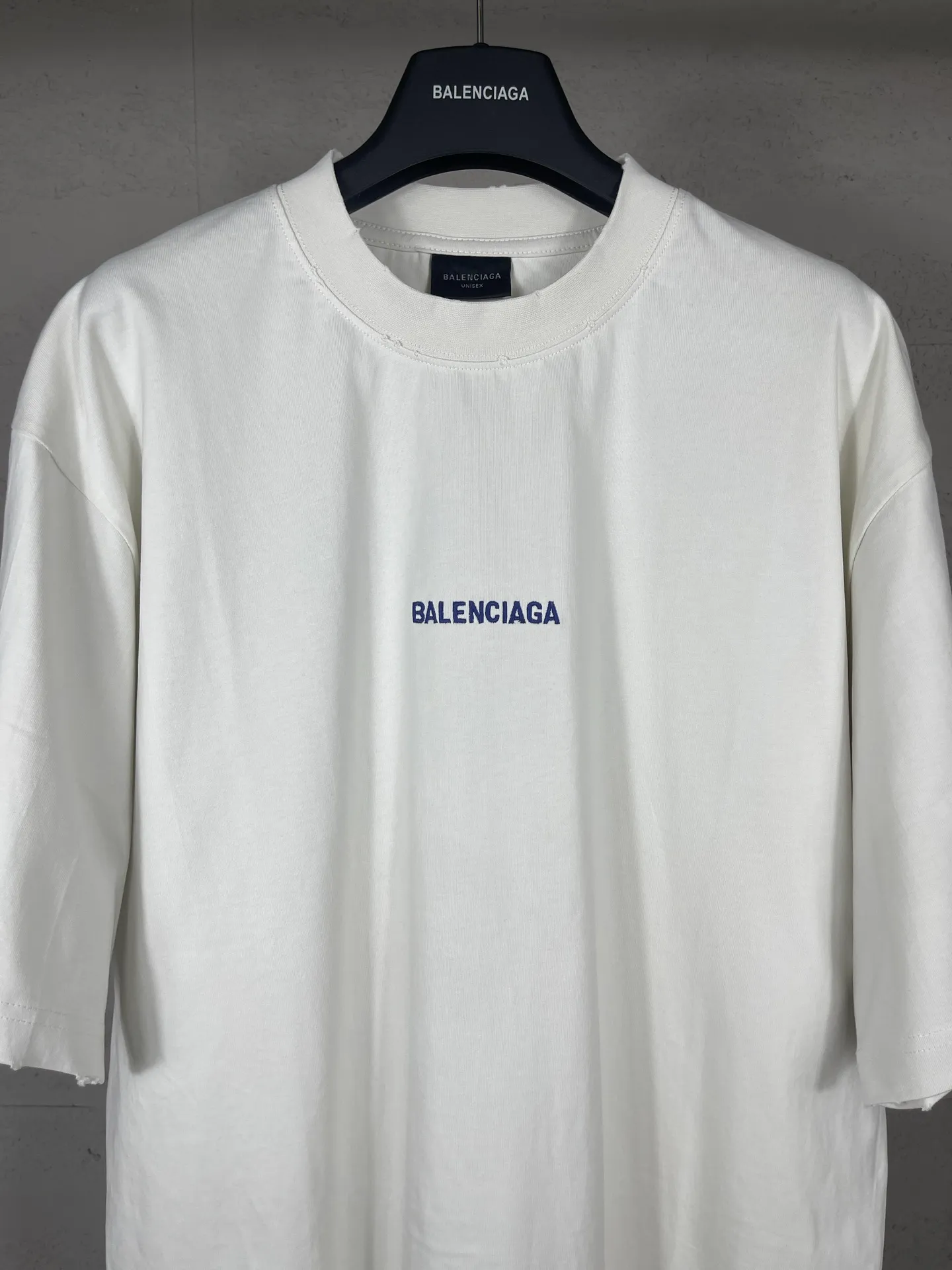 🅿️180 photos [Top version. Official website quality] BALENCI*GA/25 new model. Washed and distressed short-sleeved T-shirt with Paris LOGO embroidery on the front and back # The back is distressed and distressed in multiple spots. SS25 latest style. Research and development at the first time, different market currencies. Comparisons welcome. The fabric is made of Paris ZP custom-woven and dyed cotton double yarn. Weighing 260 grams, the cloth surface is clean. The cloth pattern is clear, soft and comfortable. The threads are dyed with no color difference. The embroidery is done with embroidery machines imported from Tajima, and the garments are washed and worn to make them look old. Jubie market currency. Welcome to compare. The version adopts OS loose shoulder design. Same style for men and women. Code: BL253715 Color: Apricot Size: XS S M L