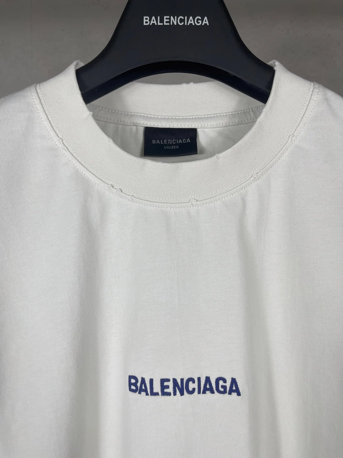 🅿️180 photos [Top version. Official website quality] BALENCI*GA/25 new model. Washed and distressed short-sleeved T-shirt with Paris LOGO embroidery on the front and back # The back is distressed and distressed in multiple spots. SS25 latest style. Research and development at the first time, different market currencies. Comparisons welcome. The fabric is made of Paris ZP custom-woven and dyed cotton double yarn. Weighing 260 grams, the cloth surface is clean. The cloth pattern is clear, soft and comfortable. The threads are dyed with no color difference. The embroidery is done with embroidery machines imported from Tajima, and the garments are washed and worn to make them look old. Jubie market currency. Welcome to compare. The version adopts OS loose shoulder design. Same style for men and women. Code: BL253715 Color: Apricot Size: XS S M L