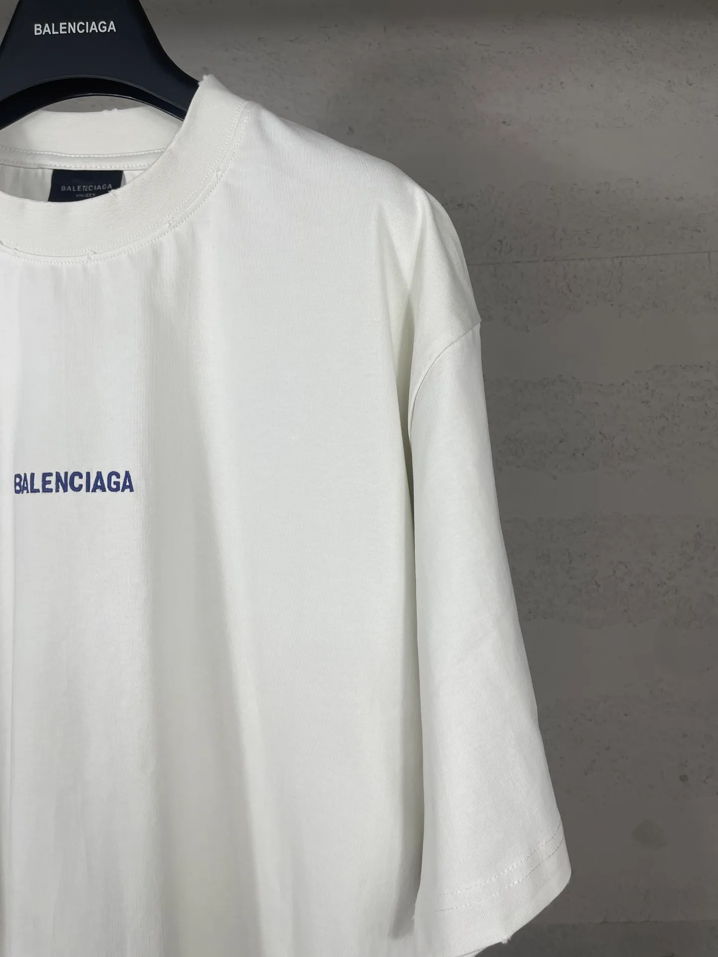 🅿️180 photos [Top version. Official website quality] BALENCI*GA/25 new model. Washed and distressed short-sleeved T-shirt with Paris LOGO embroidery on the front and back # The back is distressed and distressed in multiple spots. SS25 latest style. Research and development at the first time, different market currencies. Comparisons welcome. The fabric is made of Paris ZP custom-woven and dyed cotton double yarn. Weighing 260 grams, the cloth surface is clean. The cloth pattern is clear, soft and comfortable. The threads are dyed with no color difference. The embroidery is done with embroidery machines imported from Tajima, and the garments are washed and worn to make them look old. Jubie market currency. Welcome to compare. The version adopts OS loose shoulder design. Same style for men and women. Code: BL253715 Color: Apricot Size: XS S M L