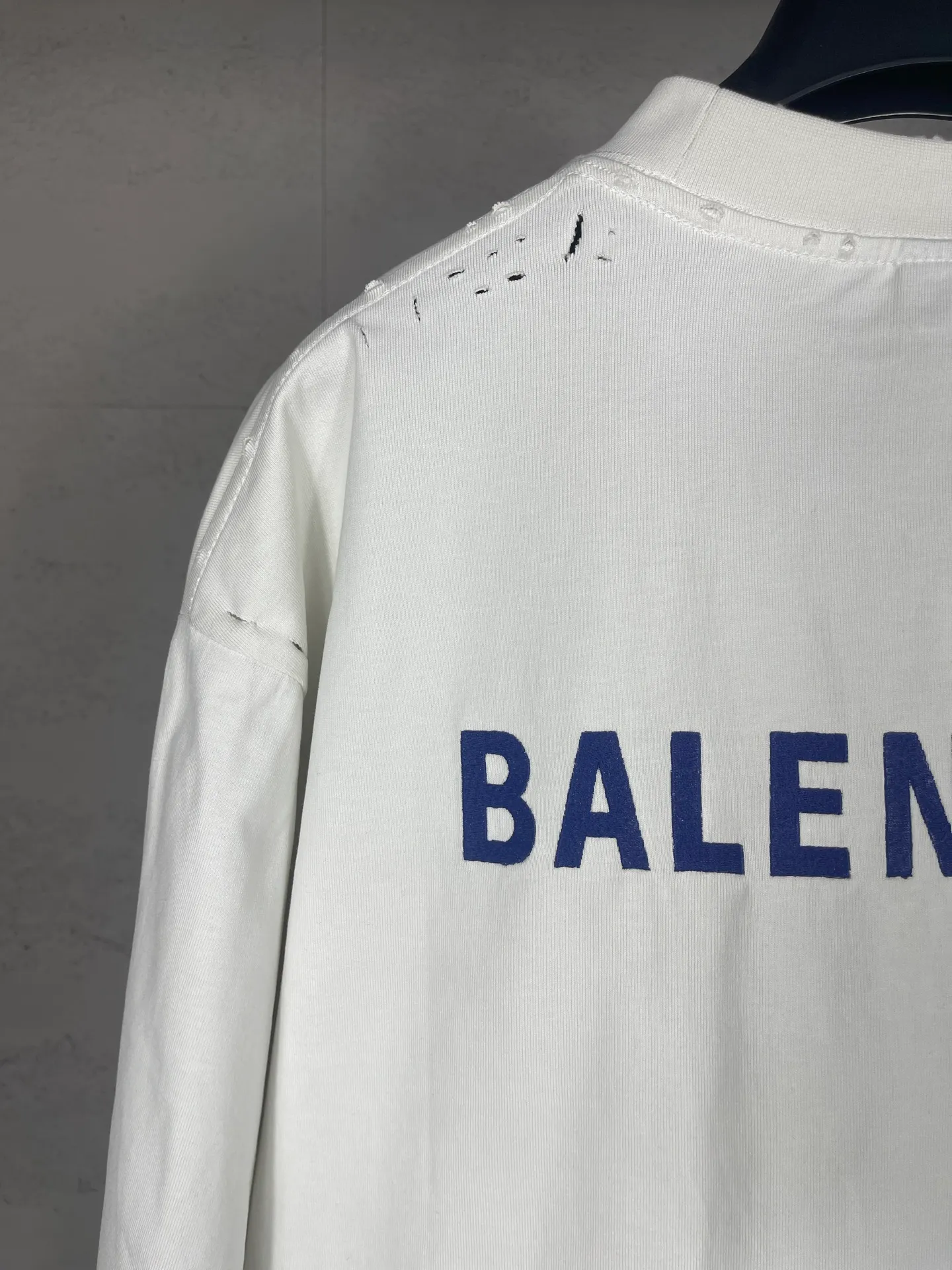 🅿️180 photos [Top version. Official website quality] BALENCI*GA/25 new model. Washed and distressed short-sleeved T-shirt with Paris LOGO embroidery on the front and back # The back is distressed and distressed in multiple spots. SS25 latest style. Research and development at the first time, different market currencies. Comparisons welcome. The fabric is made of Paris ZP custom-woven and dyed cotton double yarn. Weighing 260 grams, the cloth surface is clean. The cloth pattern is clear, soft and comfortable. The threads are dyed with no color difference. The embroidery is done with embroidery machines imported from Tajima, and the garments are washed and worn to make them look old. Jubie market currency. Welcome to compare. The version adopts OS loose shoulder design. Same style for men and women. Code: BL253715 Color: Apricot Size: XS S M L