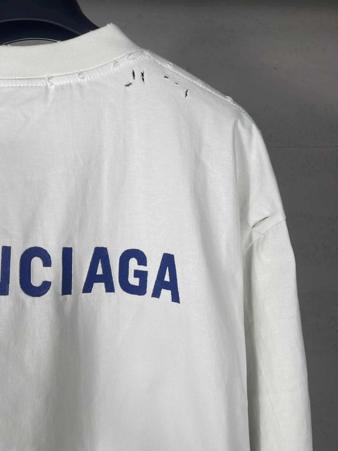 🅿️180 photos [Top version. Official website quality] BALENCI*GA/25 new model. Washed and distressed short-sleeved T-shirt with Paris LOGO embroidery on the front and back # The back is distressed and distressed in multiple spots. SS25 latest style. Research and development at the first time, different market currencies. Comparisons welcome. The fabric is made of Paris ZP custom-woven and dyed cotton double yarn. Weighing 260 grams, the cloth surface is clean. The cloth pattern is clear, soft and comfortable. The threads are dyed with no color difference. The embroidery is done with embroidery machines imported from Tajima, and the garments are washed and worn to make them look old. Jubie market currency. Welcome to compare. The version adopts OS loose shoulder design. Same style for men and women. Code: BL253715 Color: Apricot Size: XS S M L