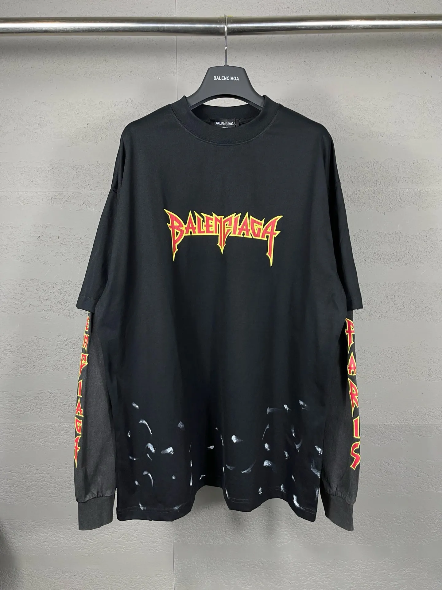 🅿️240 Detailed Picture [Top version. Official website quality] BALENCI*GA/Paris. Lightning letter straight crack print, washed, distressed and spliced ​​long-sleeved T-shirt. Brick cabinet synchronization. The fabric is made of Paris ZP custom-woven and dyed 100% cotton double yarn compact cotton. The weight is 260 grams, the cloth surface is clean. The cloth pattern is clear, soft and comfortable. The threads are dyed with no color difference. The classic pattern is printed with environmentally friendly imported tensile materials and precision printing screens. The letters are clear and the effect is three-dimensional. The ready-made clothes are hand-painted and restored to ZP, the ready-made clothes are worn and the brick cabinets are restored. Different market currency, welcome to compare, the version adopts OS loose shoulder version. Same style for men and women Coding: BL225025 Color: black, off-white Size: XS S M L
