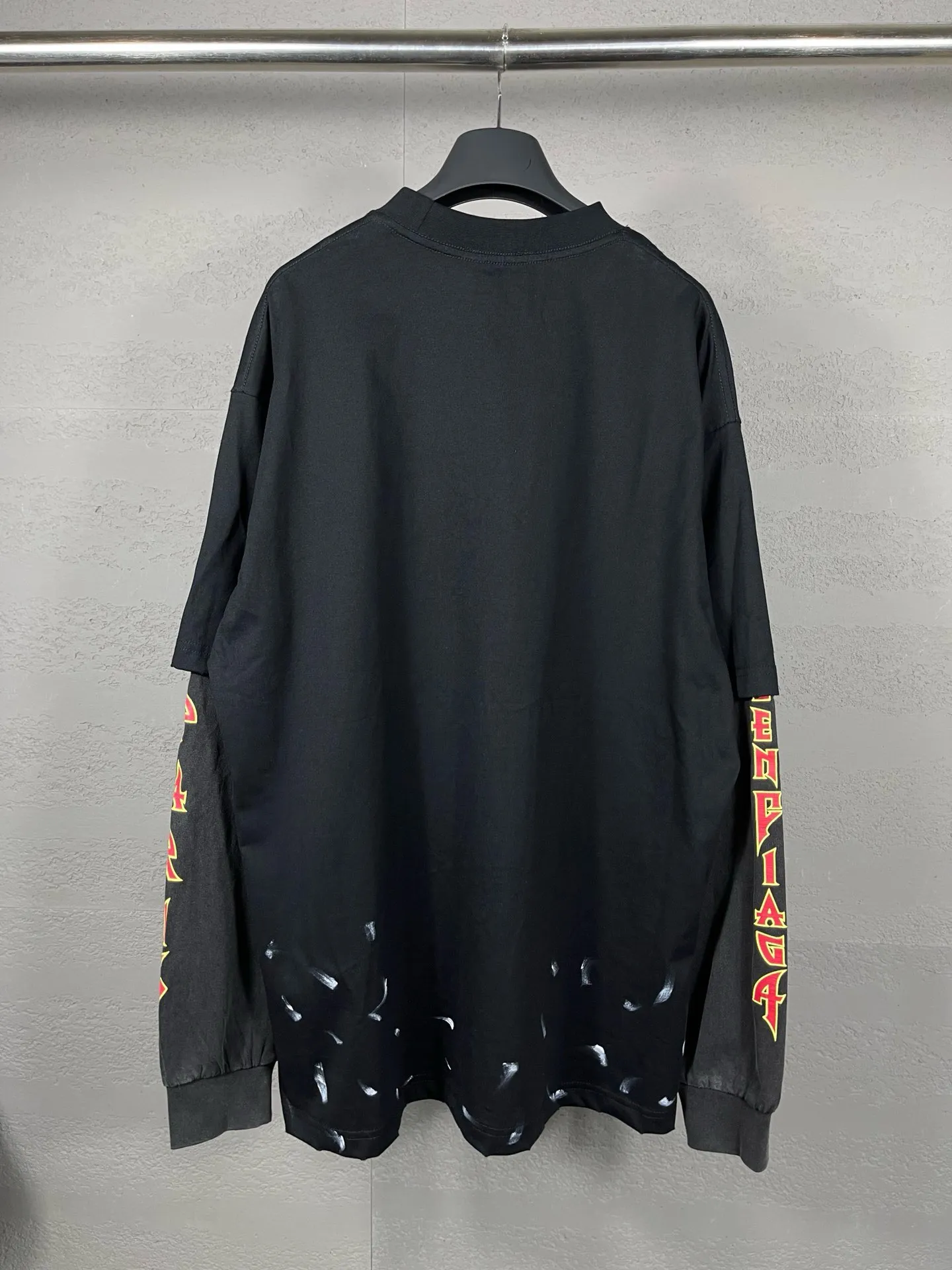 🅿️240 Detailed Picture [Top version. Official website quality] BALENCI*GA/Paris. Lightning letter straight crack print, washed, distressed and spliced ​​long-sleeved T-shirt. Brick cabinet synchronization. The fabric is made of Paris ZP custom-woven and dyed 100% cotton double yarn compact cotton. The weight is 260 grams, the cloth surface is clean. The cloth pattern is clear, soft and comfortable. The threads are dyed with no color difference. The classic pattern is printed with environmentally friendly imported tensile materials and precision printing screens. The letters are clear and the effect is three-dimensional. The ready-made clothes are hand-painted and restored to ZP, the ready-made clothes are worn and the brick cabinets are restored. Different market currency, welcome to compare, the version adopts OS loose shoulder version. Same style for men and women Coding: BL225025 Color: black, off-white Size: XS S M L