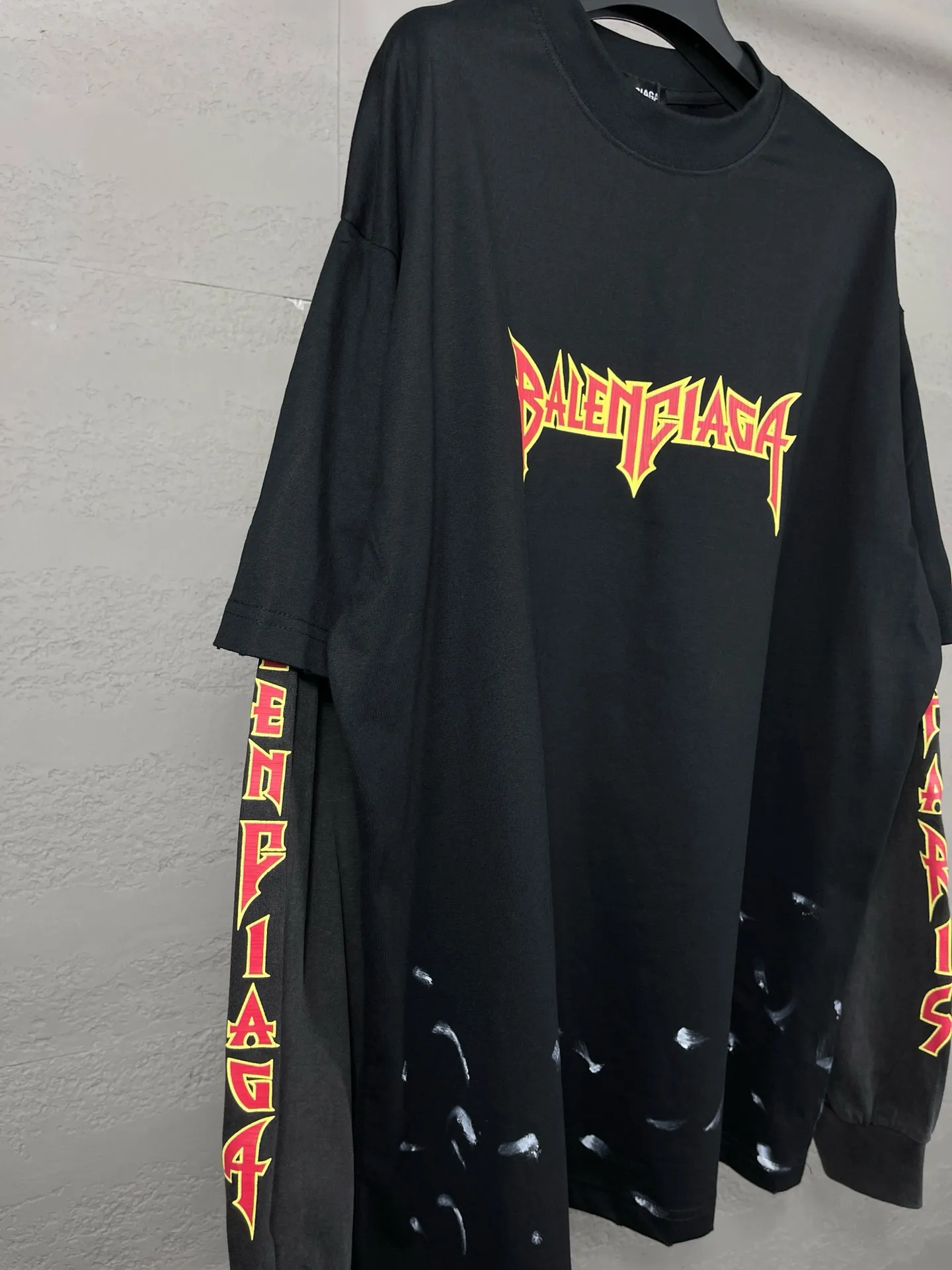🅿️240 Detailed Picture [Top version. Official website quality] BALENCI*GA/Paris. Lightning letter straight crack print, washed, distressed and spliced ​​long-sleeved T-shirt. Brick cabinet synchronization. The fabric is made of Paris ZP custom-woven and dyed 100% cotton double yarn compact cotton. The weight is 260 grams, the cloth surface is clean. The cloth pattern is clear, soft and comfortable. The threads are dyed with no color difference. The classic pattern is printed with environmentally friendly imported tensile materials and precision printing screens. The letters are clear and the effect is three-dimensional. The ready-made clothes are hand-painted and restored to ZP, the ready-made clothes are worn and the brick cabinets are restored. Different market currency, welcome to compare, the version adopts OS loose shoulder version. Same style for men and women Coding: BL225025 Color: black, off-white Size: XS S M L