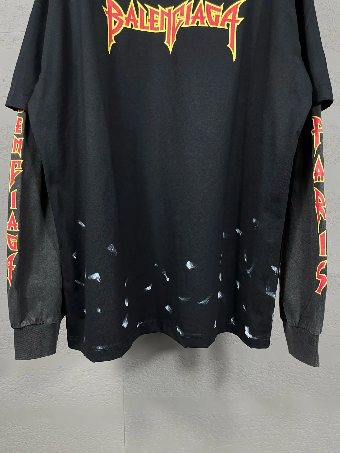 🅿️240 Detailed Picture [Top version. Official website quality] BALENCI*GA/Paris. Lightning letter straight crack print, washed, distressed and spliced ​​long-sleeved T-shirt. Brick cabinet synchronization. The fabric is made of Paris ZP custom-woven and dyed 100% cotton double yarn compact cotton. The weight is 260 grams, the cloth surface is clean. The cloth pattern is clear, soft and comfortable. The threads are dyed with no color difference. The classic pattern is printed with environmentally friendly imported tensile materials and precision printing screens. The letters are clear and the effect is three-dimensional. The ready-made clothes are hand-painted and restored to ZP, the ready-made clothes are worn and the brick cabinets are restored. Different market currency, welcome to compare, the version adopts OS loose shoulder version. Same style for men and women Coding: BL225025 Color: black, off-white Size: XS S M L