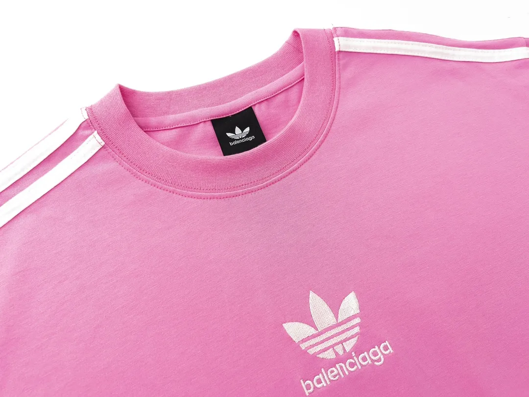 🅿️186 Detailed picture [Top version. Official website quality] BALENCI*GA/Paris co-branded Adidas Adidas clover three-stripe LOGO embroidered short-sleeved T-shirt# The fabric is made of Paris ZP custom-woven and dyed cotton double yarn. Weighing 260 grams, the cloth surface is clean. The cloth pattern is clear, soft and comfortable. The threads are dyed with no color difference. The classic pattern embroidery uses imported embroidery, and the letters are clear, three-dimensional and without rough edges. Jubie market produces pictures based on pictures. Welcome to compare. The version adopts OS loose shoulder design. Same style for men and women. Coding: BL223018 Color: black, white, blue, pink, red, royal blue Size: XS to L