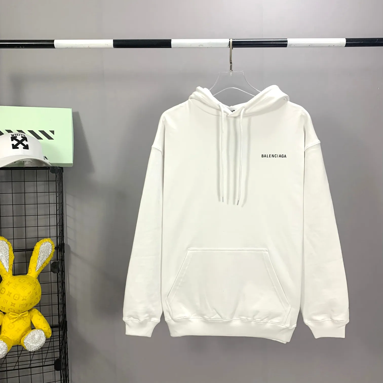The top version of BALENCIAGA with large LOGO basic letters on the back, pure cotton, loose-fitting, high-end hooded sweatshirt for men and women, the same trendy brand. The god of simplicity in Paris, a volume sought after by many stars. Lisa’s favorite basic short-sleeved Paris style, which has a very high appearance rate. Wear alone, paired with jeans, shorts, and sweatpants, it's a versatile style. Xiaohongshu, a hot item on INS, a must-have for Paris fans.  The printing uses white glue as a base, coupled with Kornit direct injection, which ensures the anchorage of the printing and machine washing without any pressure. However, everyone should pay attention to something. The printing of this model is not thick glue, and the printing surface is not shiny. Please pay attention to the importance of version. Don't make a pattern based on the pictures. If you don't have the original version, you won't be able to make it look one to one like the original version. At most, you can just make a look. It's just a piece of clothing without a soul. The fabric is made of 480g combed cotton terry fabric, and the threads and fabric are custom-woven and dyed in the same style, with no color difference.  A complete set of customized tags, collar tags, washed, plastic bags, and most importantly, a complete set of bags, tag codes, and codes are all authentic.  Color: White Size: XS-L P:450