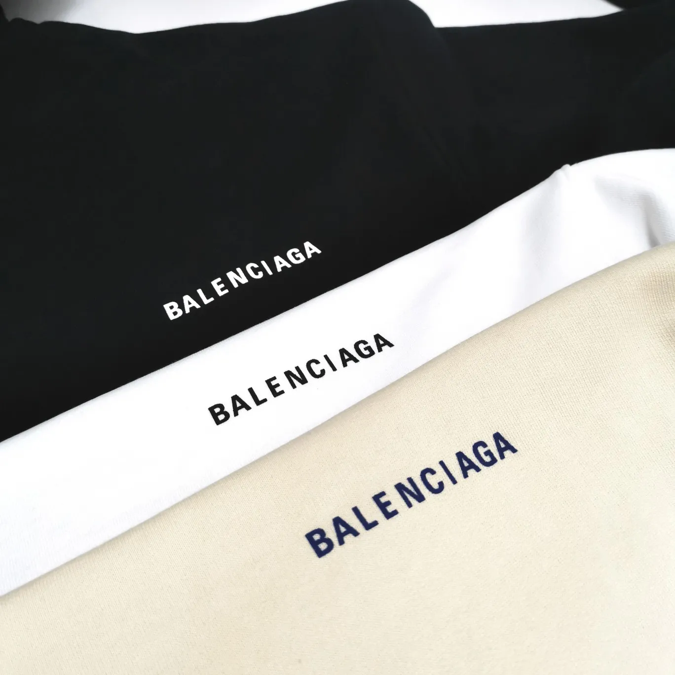 The top version of BALENCIAGA with large LOGO basic letters on the back, pure cotton, loose-fitting, high-end hooded sweatshirt for men and women, the same trendy brand. The god of simplicity in Paris, a volume sought after by many stars. Lisa’s favorite basic short-sleeved Paris style, which has a very high appearance rate. Wear alone, paired with jeans, shorts, and sweatpants, it's a versatile style. Xiaohongshu, a hot item on INS, a must-have for Paris fans.  The printing uses white glue as a base, coupled with Kornit direct injection, which ensures the anchorage of the printing and machine washing without any pressure. However, everyone should pay attention to something. The printing of this model is not thick glue, and the printing surface is not shiny. Please pay attention to the importance of version. Don't make a pattern based on the pictures. If you don't have the original version, you won't be able to make it look one to one like the original version. At most, you can just make a look. It's just a piece of clothing without a soul. The fabric is made of 480g combed cotton terry fabric, and the threads and fabric are custom-woven and dyed in the same style, with no color difference.  A complete set of customized tags, collar tags, washed, plastic bags, and most importantly, a complete set of bags, tag codes, and codes are all authentic.  Color: White Size: XS-L P:450