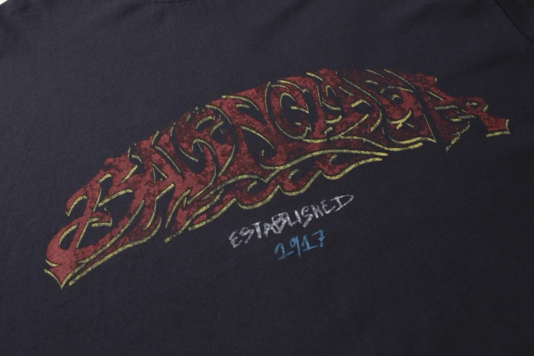 🅿️220 real photos [Top version. Official website quality] BALENCI*GA/Paris. 2024 latest flame graffiti direct-printed long-sleeved T-shirt. Brick cabinet synchronization. ⚠️Difference in market currency. YB development. The fabric is made of Paris ZP custom-woven and dyed 100% cotton double yarn compact cotton. The weight is 260 grams, the cloth surface is clean. The cloth pattern is clear, soft and comfortable. The threads are dyed with no color difference. The front and back printing adopts Kornit direct-printing printing pattern and adopts OS loose shoulder-dropping pattern. Same style for men and women. Code: BL225013 Color: dark gray blue, pink. Size: XS S M L