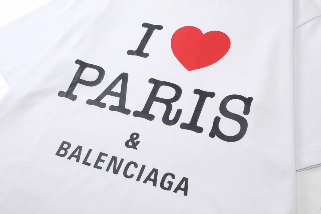 🅿️180 real photos [Top version. Official website quality] BALENCI*GA/Paris.SS24 latest model, front I Love Paris & Balenciaxx art printed short-sleeved T-shirt. Brick cabinet synchronization. Genuine product developed in the first time, happy to print and compare! The fabric is made of Paris ZP custom-woven and dyed cotton double yarn. Weighing 260 grams, the cloth surface is clean. The cloth pattern is clear, soft and comfortable. The threads are dyed with no color difference. The printing uses environmentally friendly imported materials. The letters are clear and the effect is three-dimensional. The version adopts OS loose shoulder design. Same style for men and women. Code: BL223395 Color: off-white, black, floral gray Size: XS S M L