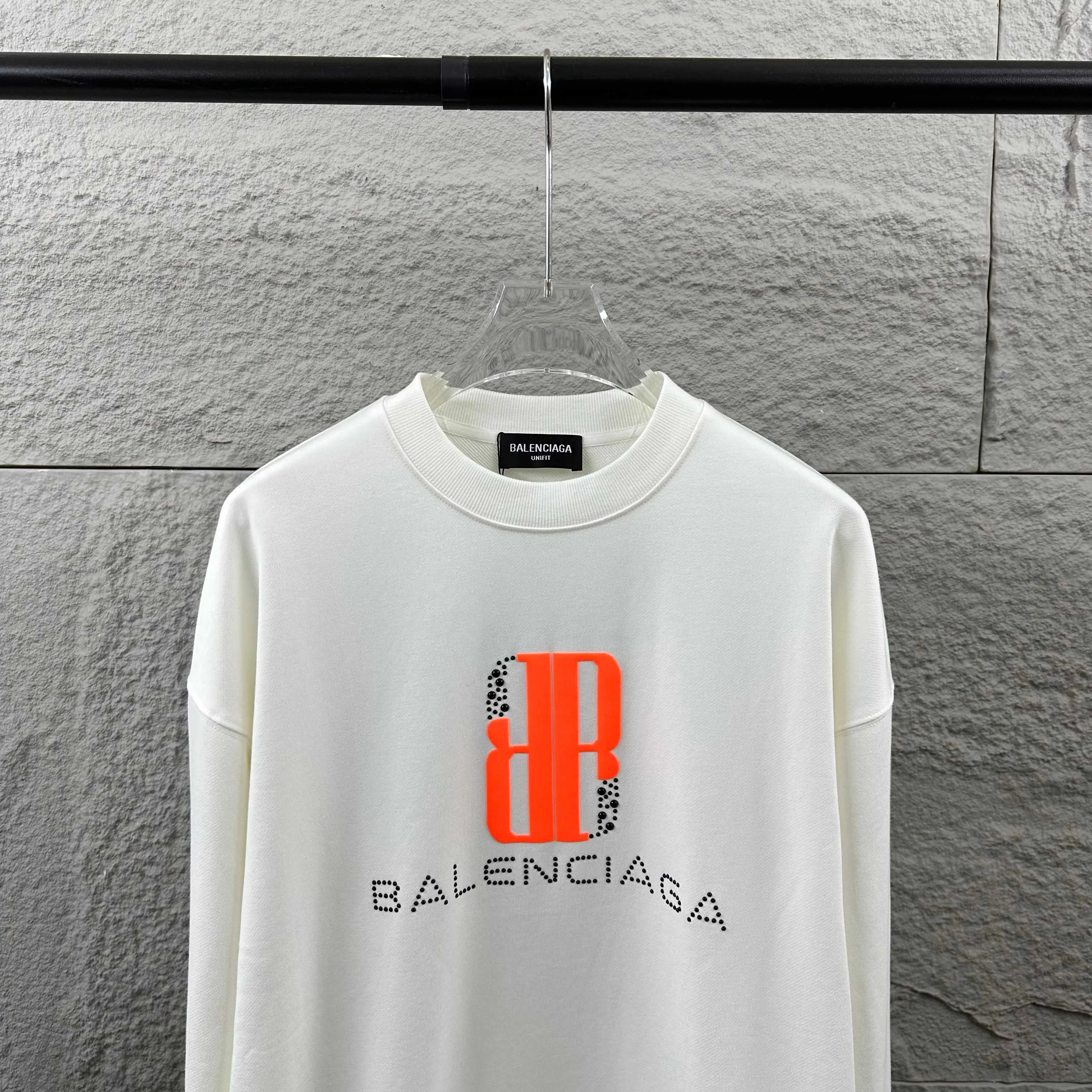 🅿️260 BALENCI*GA Paris 2025 early autumn and winter new long-sleeved sweatshirt Classic letter three-dimensional foam + pearl craft Customized terry fabric Round neck pullover Unisex style Color: Black White Size: S (90-130 catties) M (120-150 catties) L (140-165 catties) XL (160-180 catties) XXL (180-210 pounds)