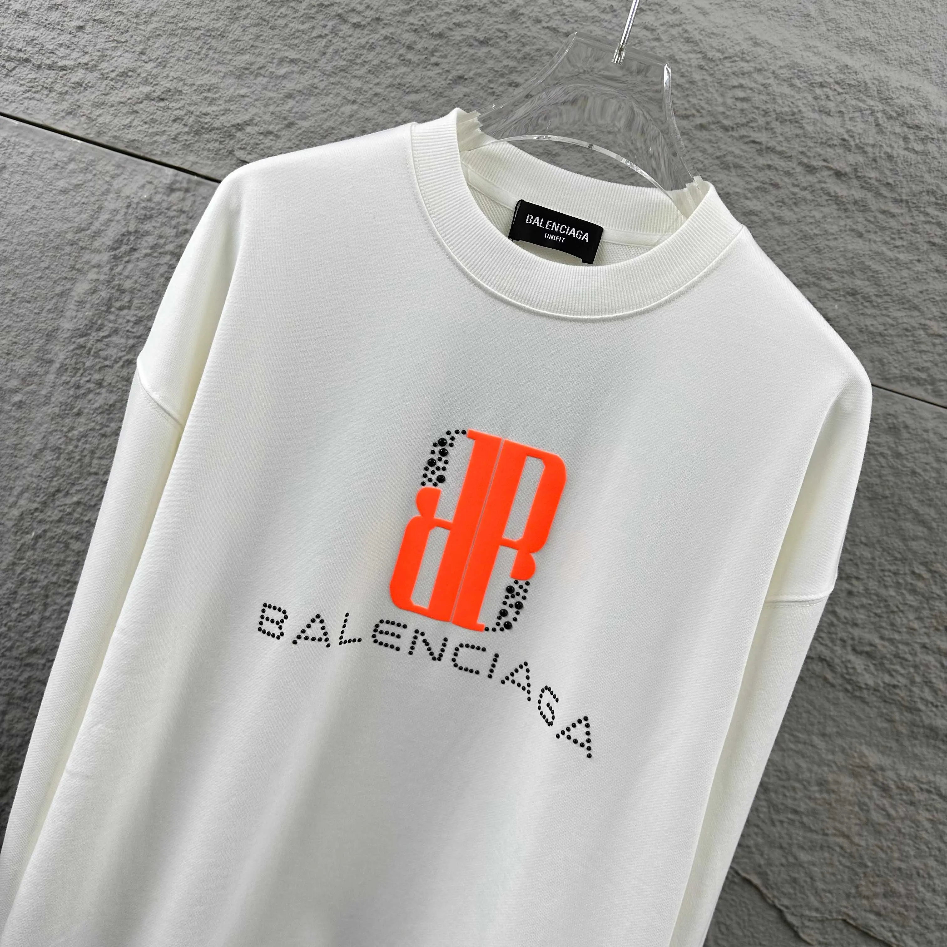 🅿️260 BALENCI*GA Paris 2025 early autumn and winter new long-sleeved sweatshirt Classic letter three-dimensional foam + pearl craft Customized terry fabric Round neck pullover Unisex style Color: Black White Size: S (90-130 catties) M (120-150 catties) L (140-165 catties) XL (160-180 catties) XXL (180-210 pounds)