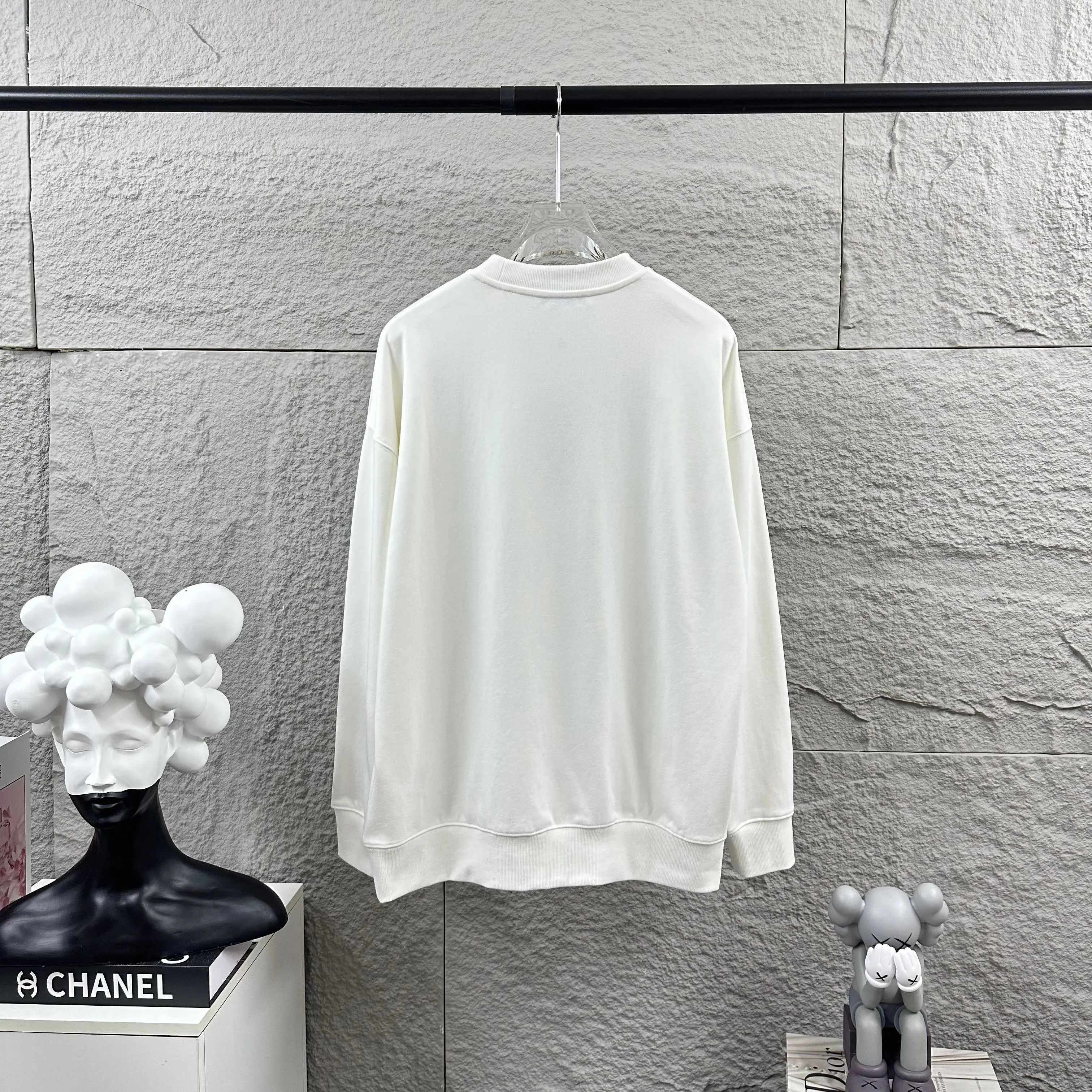 🅿️260 BALENCI*GA Paris 2025 early autumn and winter new long-sleeved sweatshirt Classic letter three-dimensional foam + pearl craft Customized terry fabric Round neck pullover Unisex style Color: Black White Size: S (90-130 catties) M (120-150 catties) L (140-165 catties) XL (160-180 catties) XXL (180-210 pounds)