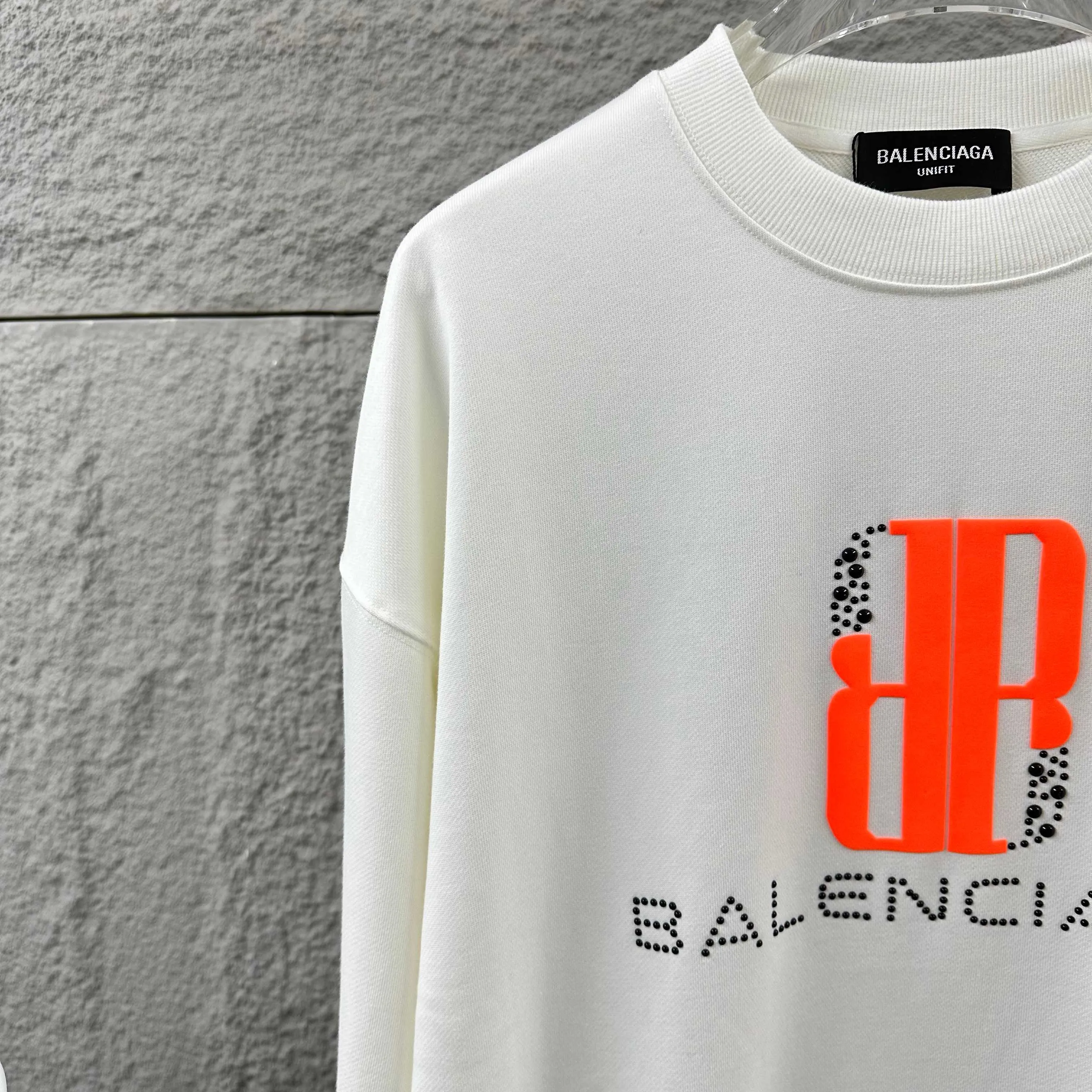 🅿️260 BALENCI*GA Paris 2025 early autumn and winter new long-sleeved sweatshirt Classic letter three-dimensional foam + pearl craft Customized terry fabric Round neck pullover Unisex style Color: Black White Size: S (90-130 catties) M (120-150 catties) L (140-165 catties) XL (160-180 catties) XXL (180-210 pounds)