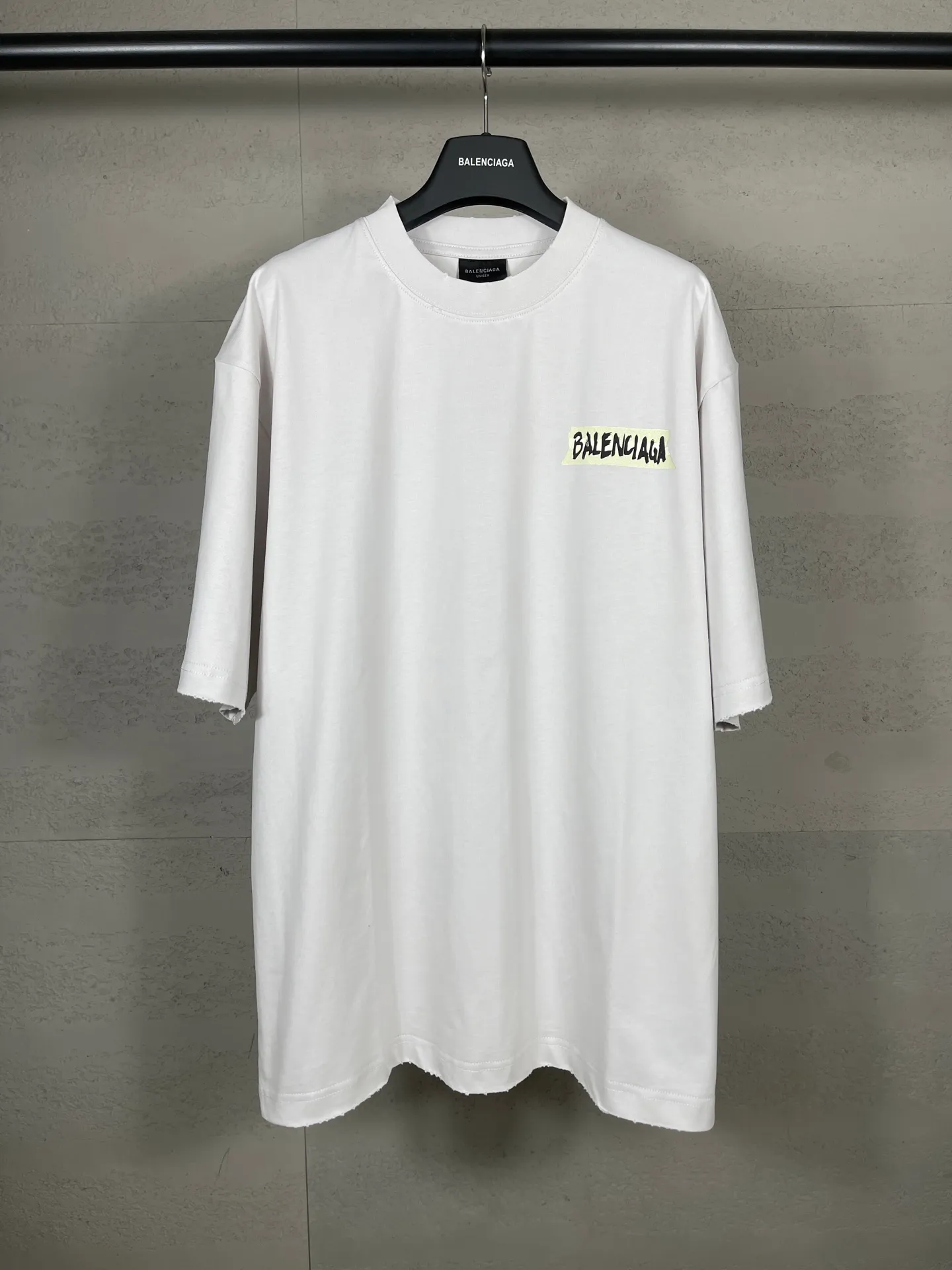 🅿️200 Actual Photos [Top version. Official website quality] BALENCI*GA/Paris.SS26 latest masking tape direct-injection printed ready-to-wear washed and distressed short-sleeved T-shirt. Brick cabinet synchronization. The fabric is made of Paris ZP custom-woven and dyed 100% cotton double yarn compact cotton. The weight is 260 grams, the cloth surface is clean. The cloth pattern is clear, soft and comfortable, and the thread is dyed with no color difference. The tape letter printing is printed with environmentally friendly imported materials. The letters are clear and the effect is three-dimensional. Restored brick cabinet. The garments were washed and aged, and polished by many hands. Produced by ultra-heavy craftsmanship, the market currency is very different, welcome to compare. The version adopts OS loose shoulder design. The same style for men and women. Code: BL253738 Color: Washed black, off-white Size: XS S M L