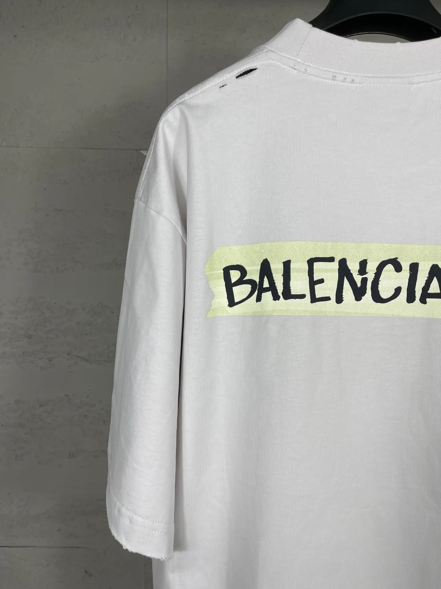 🅿️200 Actual Photos [Top version. Official website quality] BALENCI*GA/Paris.SS26 latest masking tape direct-injection printed ready-to-wear washed and distressed short-sleeved T-shirt. Brick cabinet synchronization. The fabric is made of Paris ZP custom-woven and dyed 100% cotton double yarn compact cotton. The weight is 260 grams, the cloth surface is clean. The cloth pattern is clear, soft and comfortable, and the thread is dyed with no color difference. The tape letter printing is printed with environmentally friendly imported materials. The letters are clear and the effect is three-dimensional. Restored brick cabinet. The garments were washed and aged, and polished by many hands. Produced by ultra-heavy craftsmanship, the market currency is very different, welcome to compare. The version adopts OS loose shoulder design. The same style for men and women. Code: BL253738 Color: Washed black, off-white Size: XS S M L