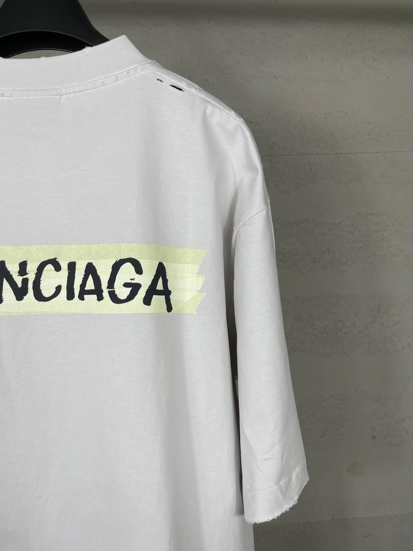 🅿️200 Actual Photos [Top version. Official website quality] BALENCI*GA/Paris.SS26 latest masking tape direct-injection printed ready-to-wear washed and distressed short-sleeved T-shirt. Brick cabinet synchronization. The fabric is made of Paris ZP custom-woven and dyed 100% cotton double yarn compact cotton. The weight is 260 grams, the cloth surface is clean. The cloth pattern is clear, soft and comfortable, and the thread is dyed with no color difference. The tape letter printing is printed with environmentally friendly imported materials. The letters are clear and the effect is three-dimensional. Restored brick cabinet. The garments were washed and aged, and polished by many hands. Produced by ultra-heavy craftsmanship, the market currency is very different, welcome to compare. The version adopts OS loose shoulder design. The same style for men and women. Code: BL253738 Color: Washed black, off-white Size: XS S M L