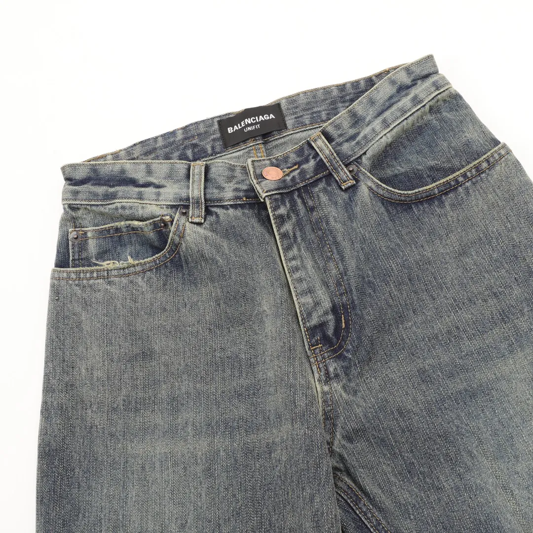 🅿️540 Balenciaga/Balenciaga blue washed orange flared jeans, custom-made pure cotton bamboo strip denim fabric, thick texture, anti-wrinkle, shrinkage and deformation, micro-flare version of the trouser legs make you slimmer and taller, heavy washing shows an orange retro color, the surface bamboo texture is more three-dimensional and prominent, and the trousers are made of 100-gauge cotton padding. It is more comfortable to wear next to the body. Customized 1:1 waistband main and sub-labels, customized 1:1 Paris logo bronze buttons and rivet zippers, micro-horn version Size: XS-L