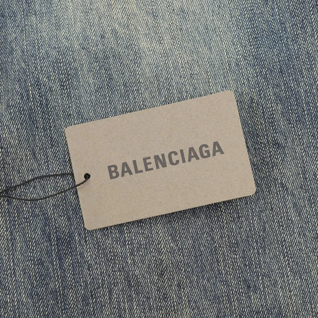 🅿️540 Balenciaga/Balenciaga blue washed orange flared jeans, custom-made pure cotton bamboo strip denim fabric, thick texture, anti-wrinkle, shrinkage and deformation, micro-flare version of the trouser legs make you slimmer and taller, heavy washing shows an orange retro color, the surface bamboo texture is more three-dimensional and prominent, and the trousers are made of 100-gauge cotton padding. It is more comfortable to wear next to the body. Customized 1:1 waistband main and sub-labels, customized 1:1 Paris logo bronze buttons and rivet zippers, micro-horn version Size: XS-L